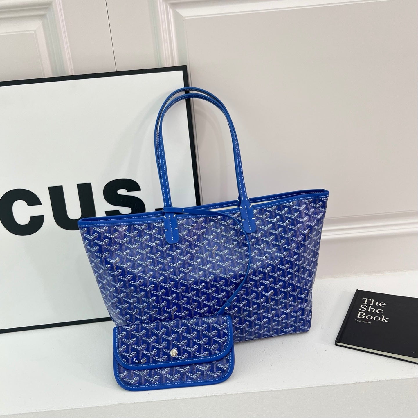 Classic large-capacity tote bag
