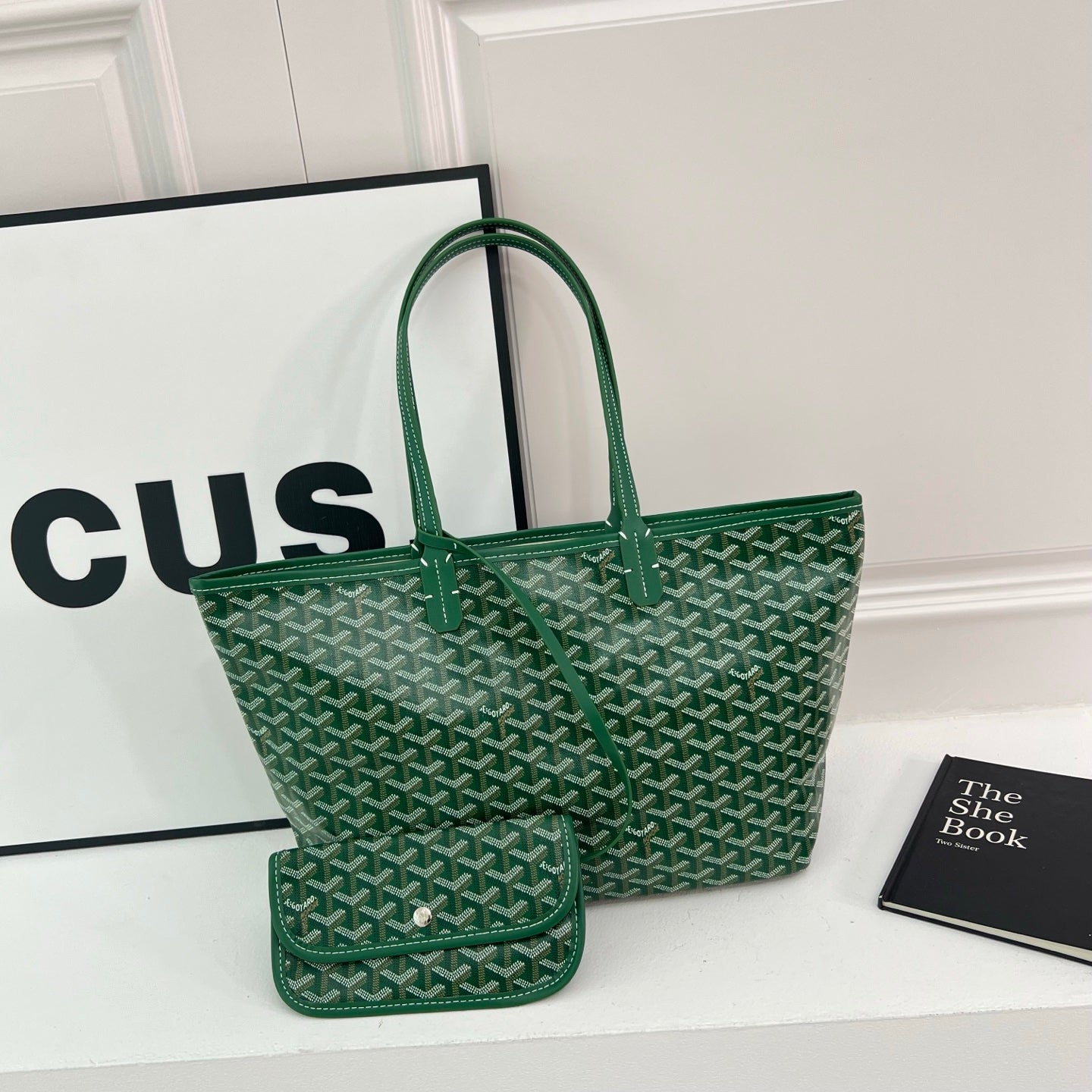 Classic large-capacity tote bag