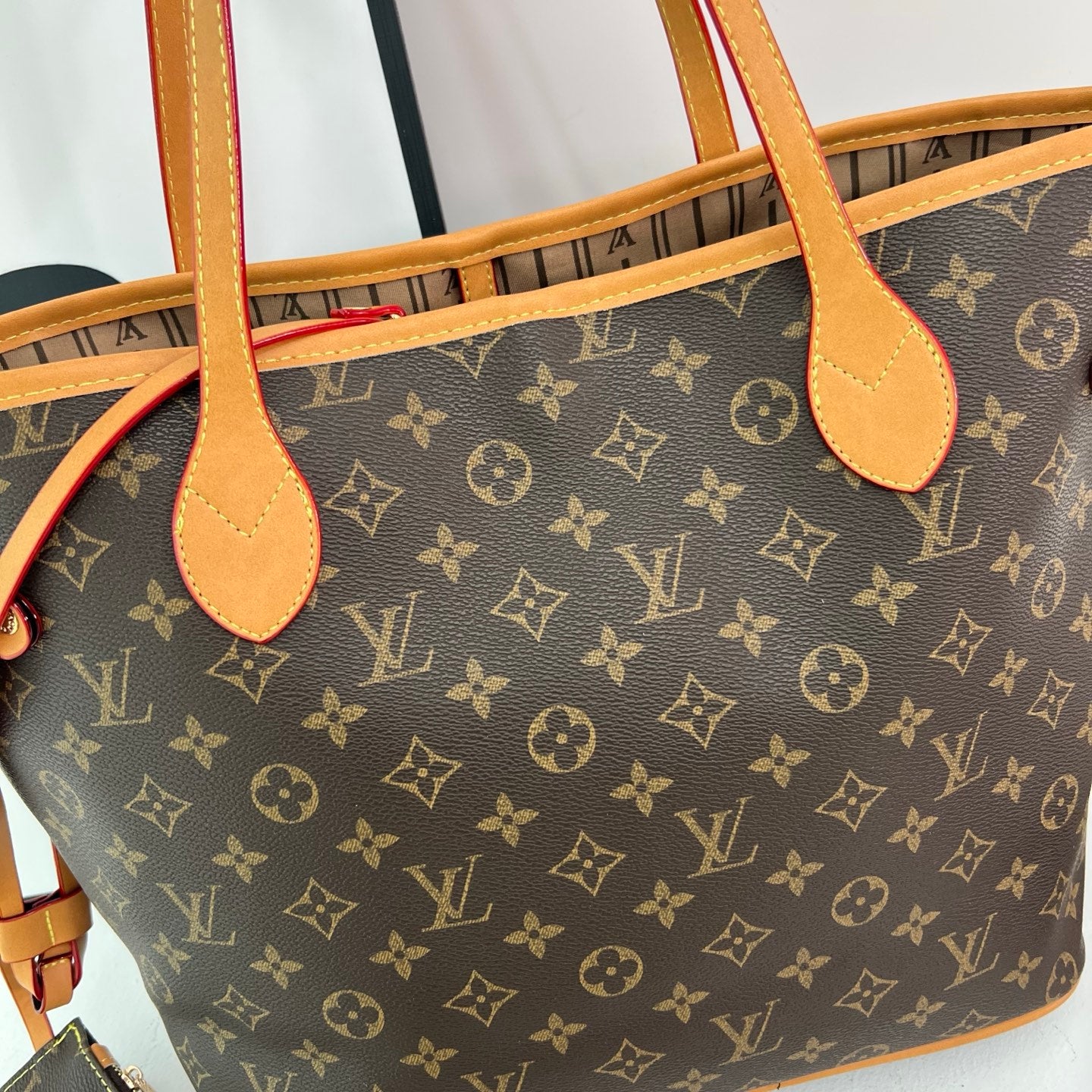 Classic large-capacity tote bag