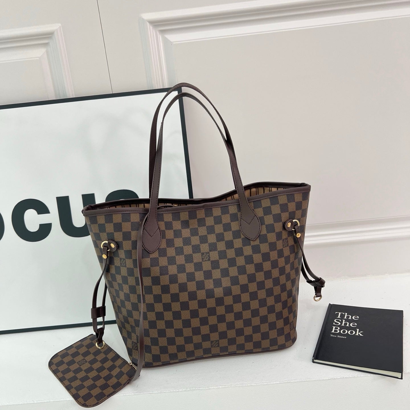 Classic large-capacity tote bag