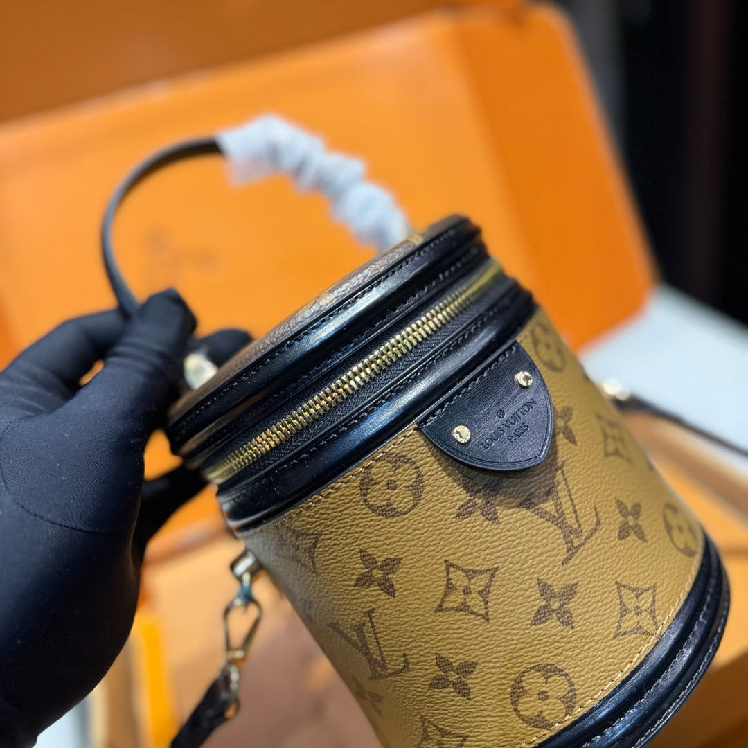 New vintage-style bucket bag