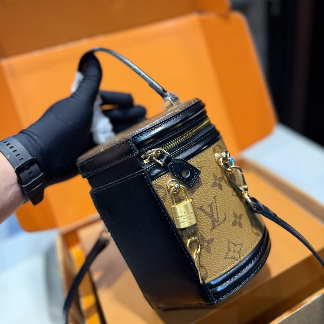 New vintage-style bucket bag