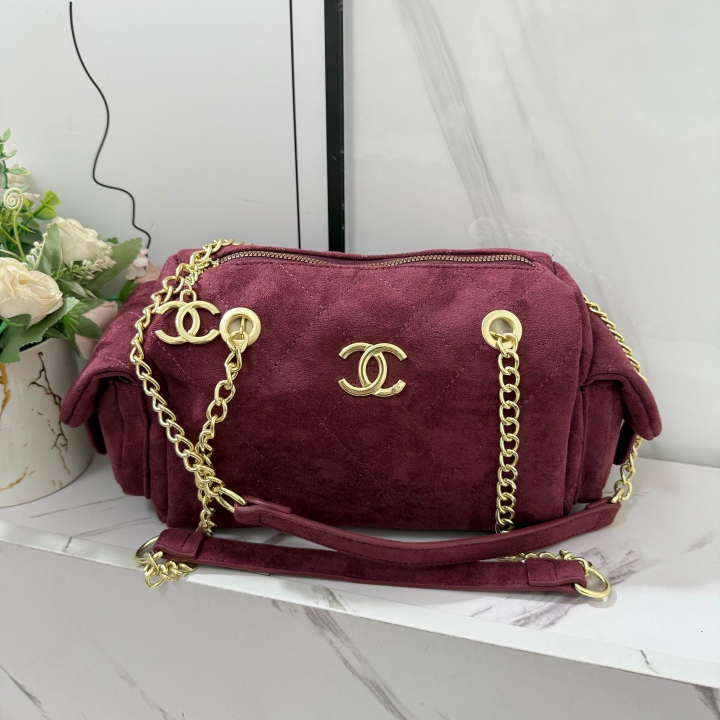 Casual and versatile single-compartment bowling bag