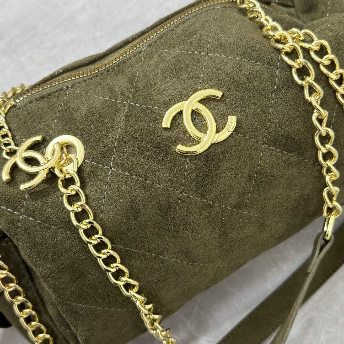 Casual and versatile single-compartment bowling bag