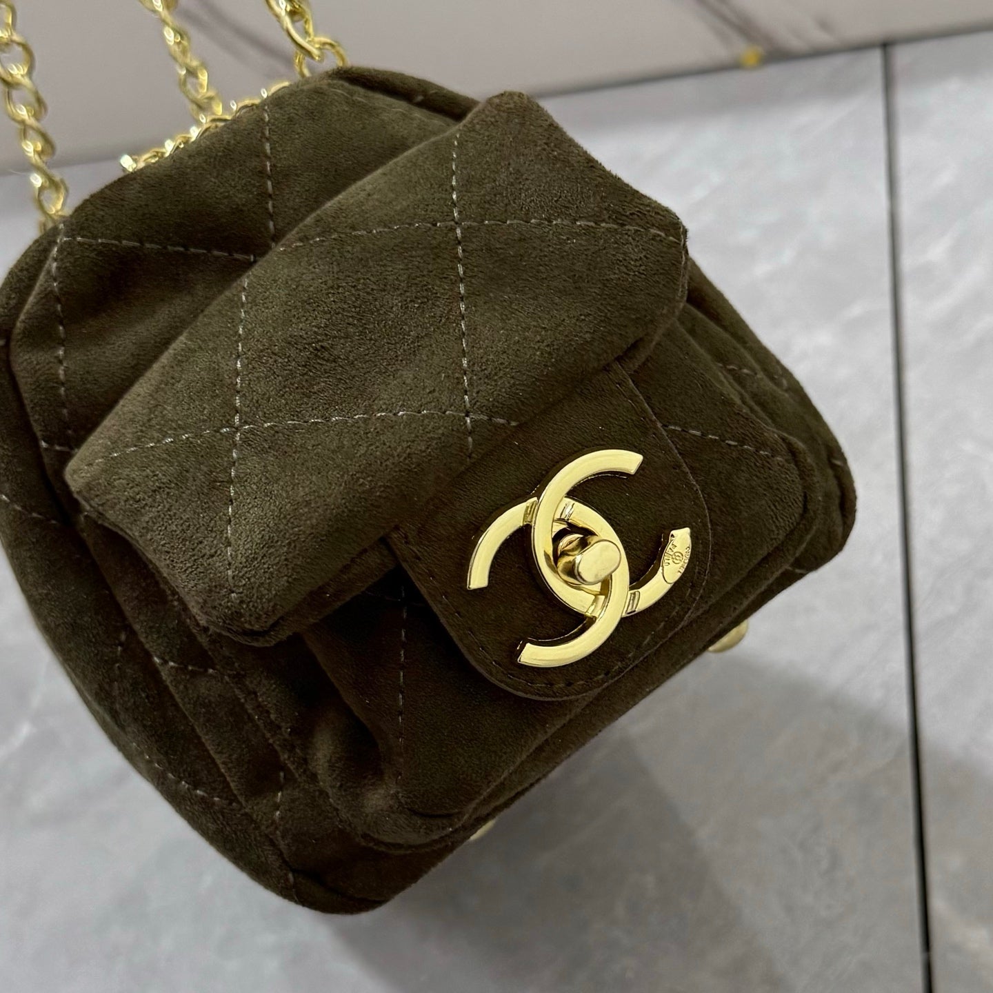 Casual and versatile single-compartment bowling bag