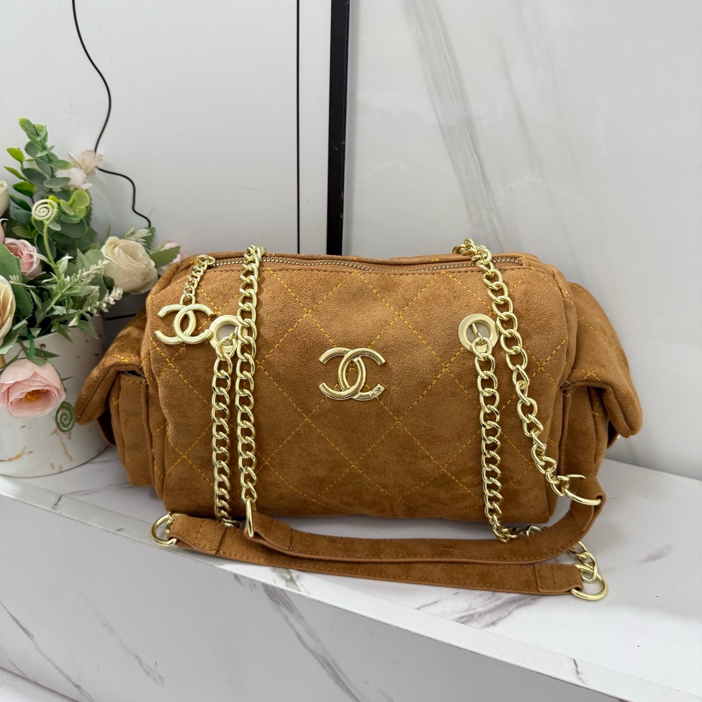 Casual and versatile single-compartment bowling bag