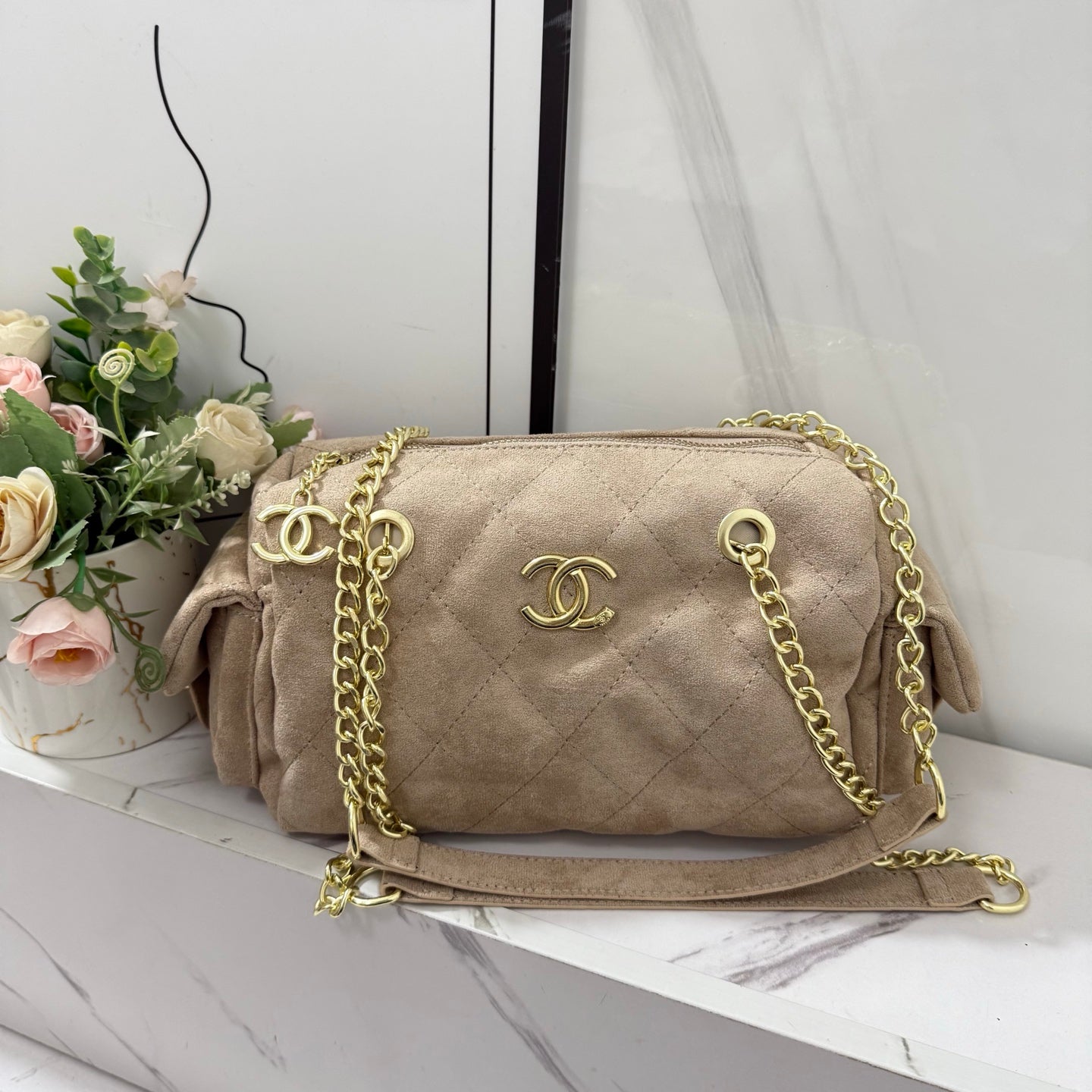 Casual and versatile single-compartment bowling bag