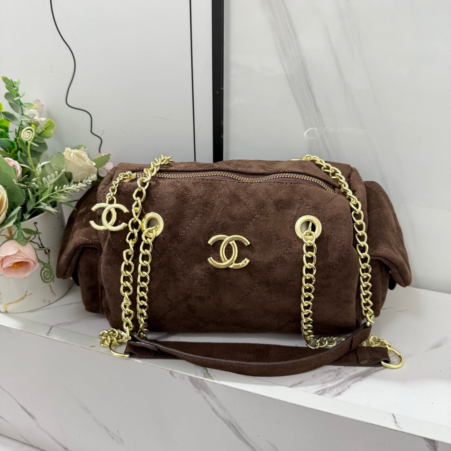 Casual and versatile single-compartment bowling bag