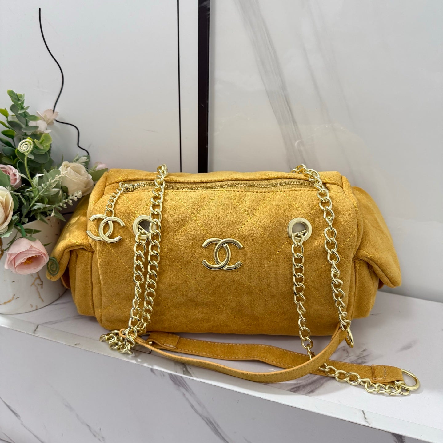 Casual and versatile single-compartment bowling bag