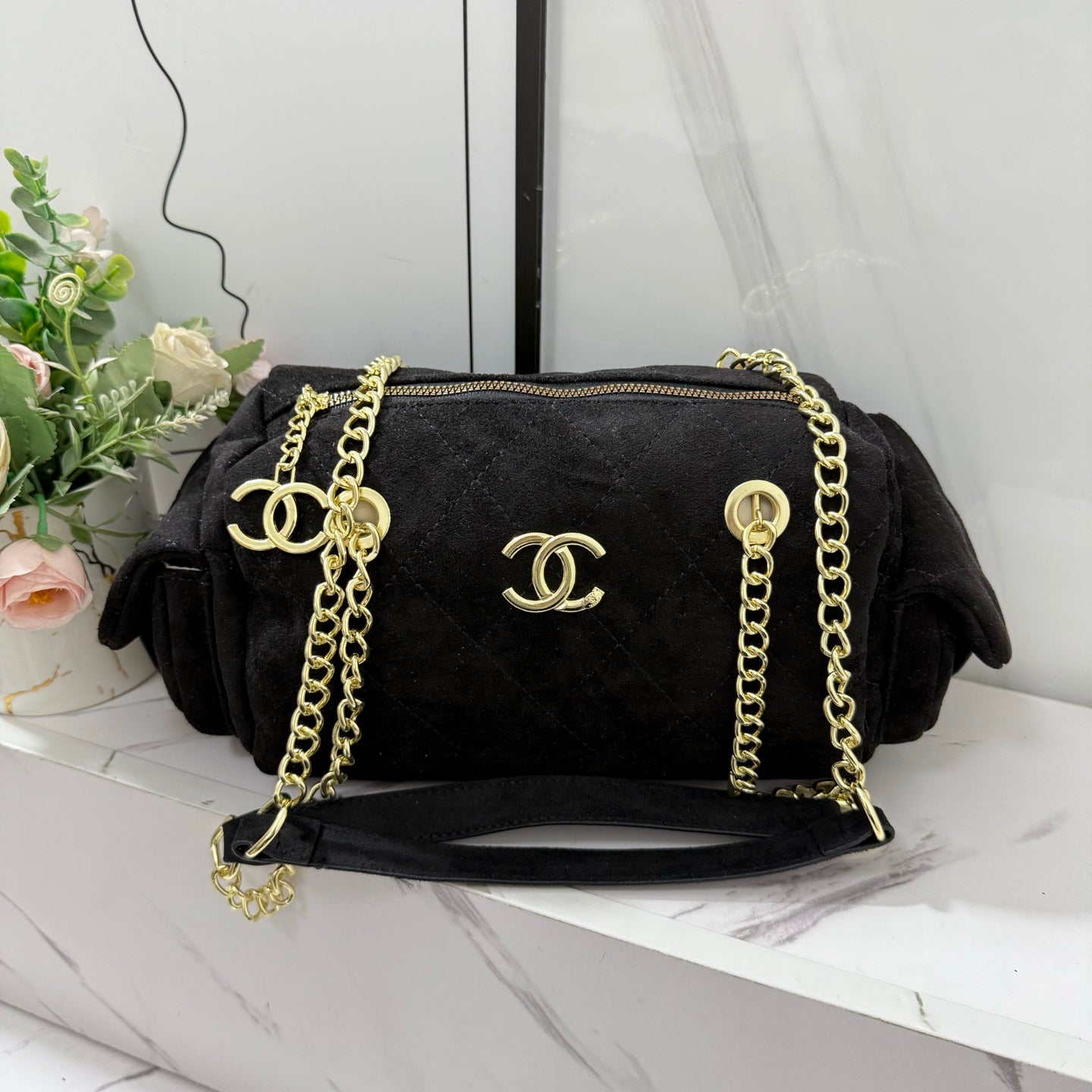 Casual and versatile single-compartment bowling bag