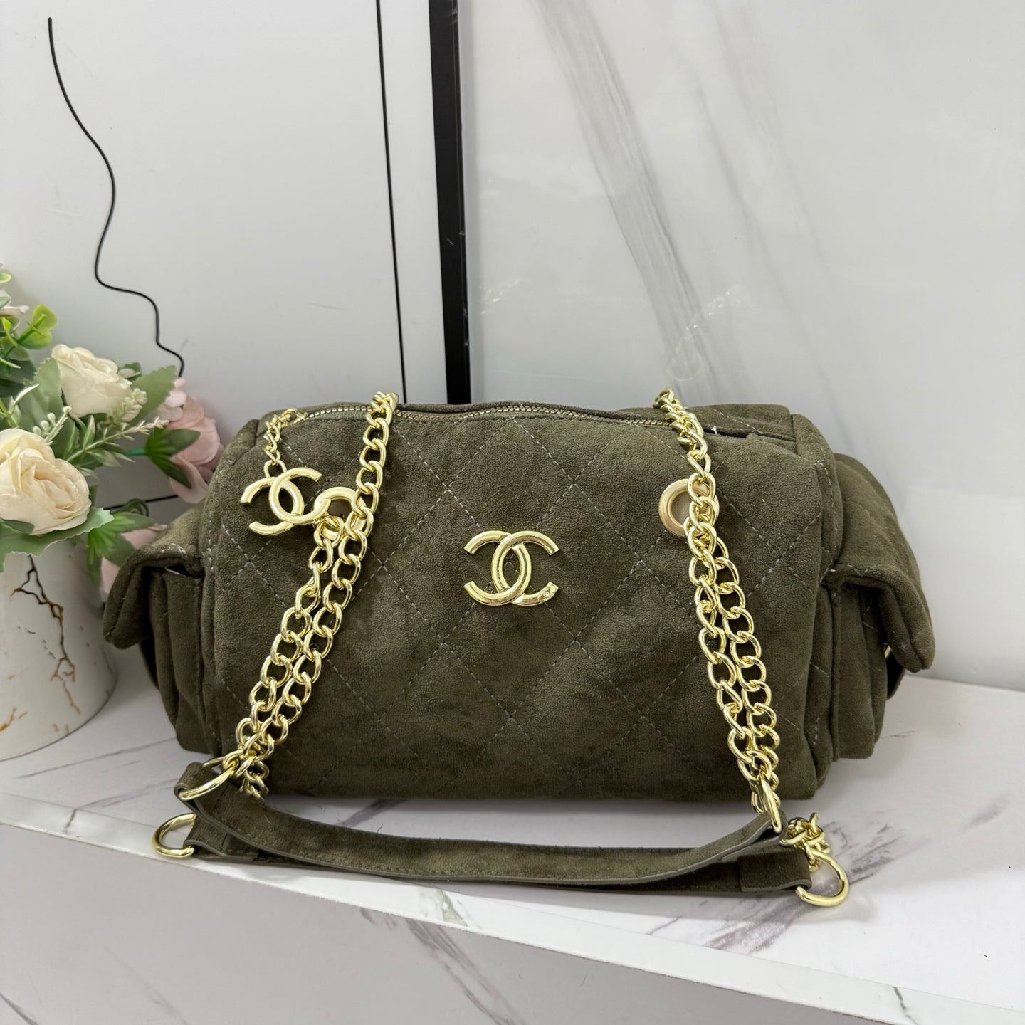 Casual and versatile single-compartment bowling bag