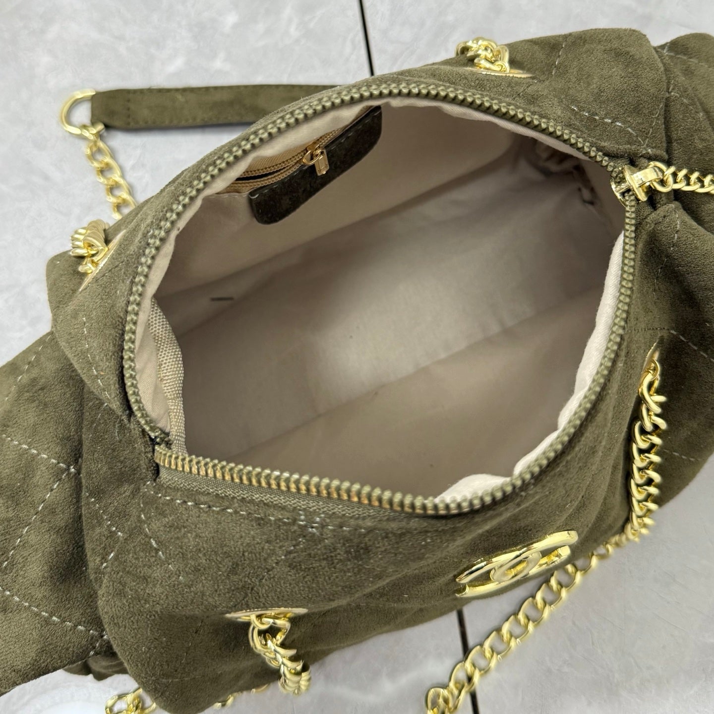 Casual and versatile single-compartment bowling bag