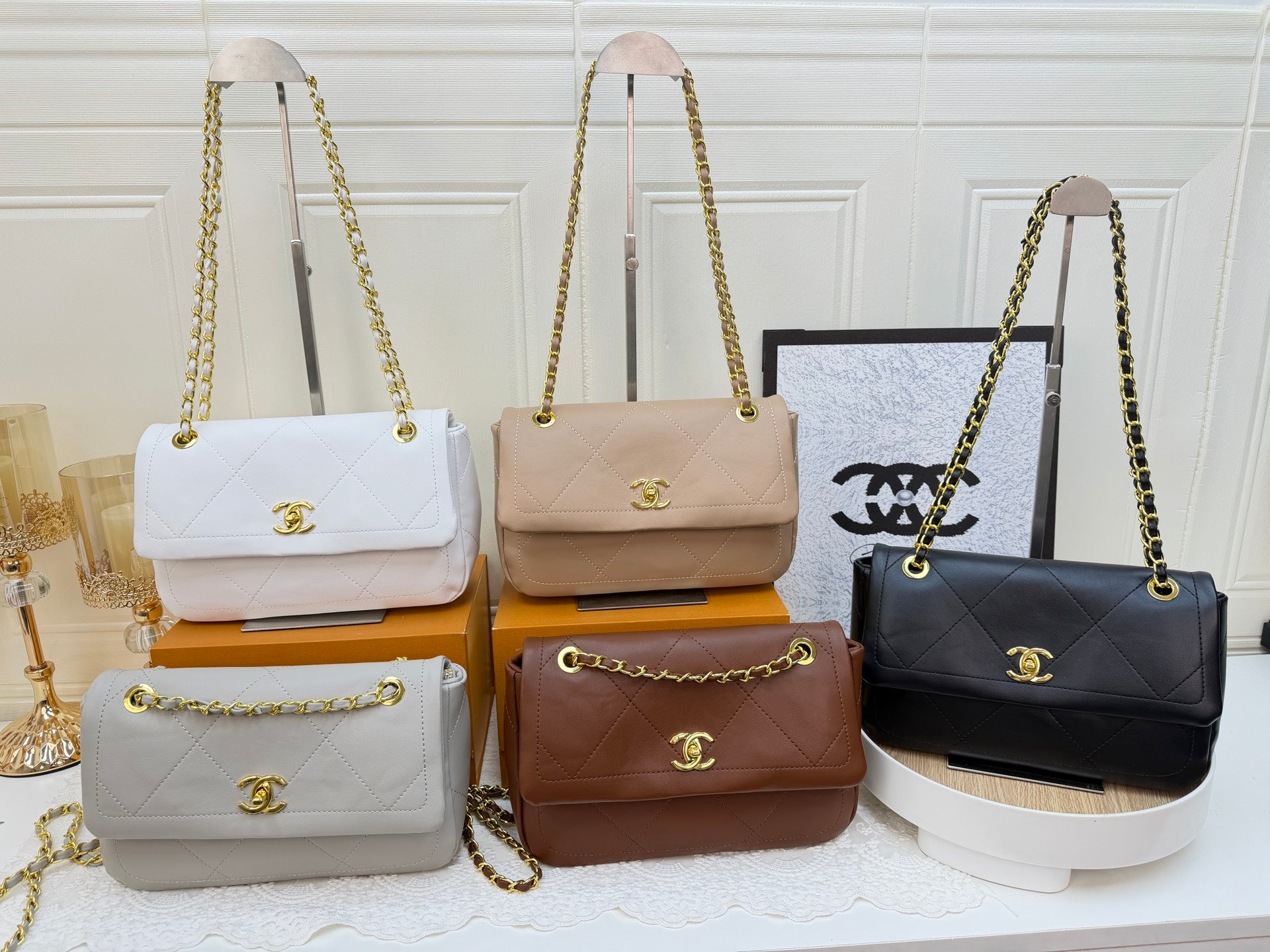 Classic and simple shoulder bag