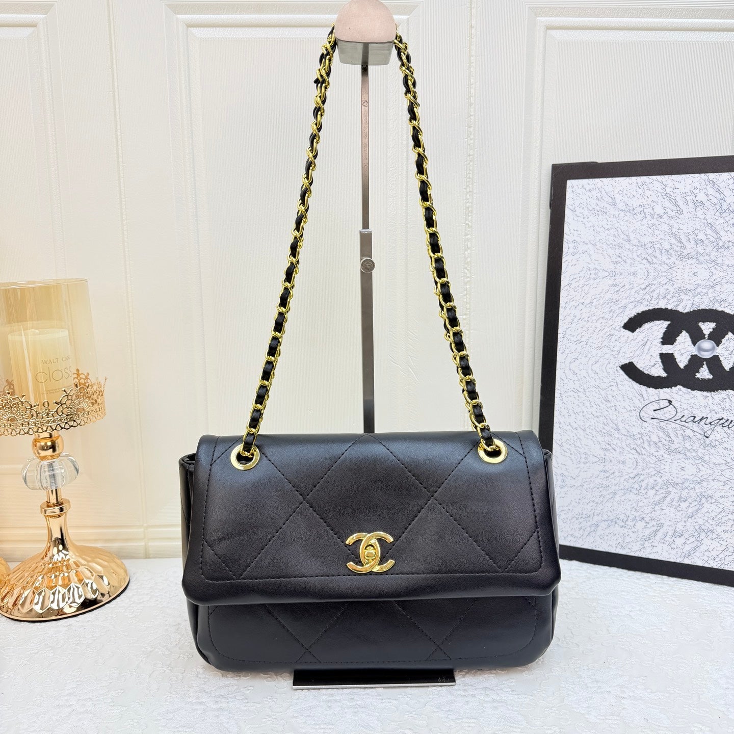 Classic and simple shoulder bag
