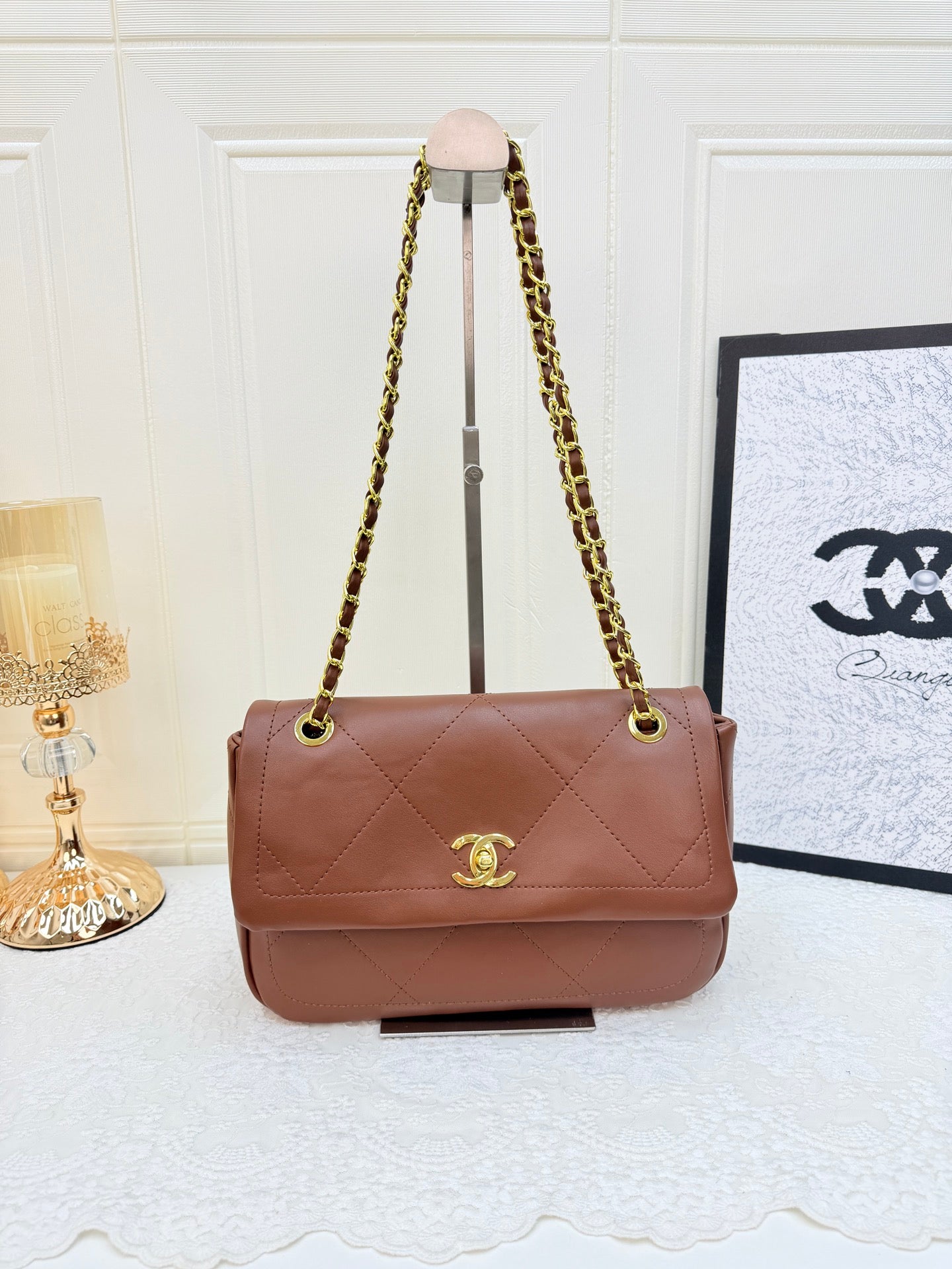 Classic and simple shoulder bag