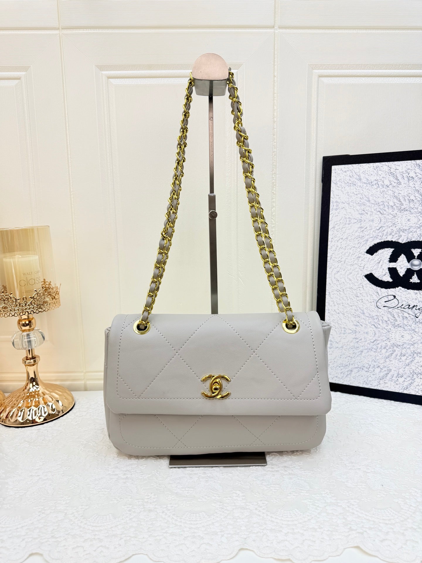Classic and simple shoulder bag
