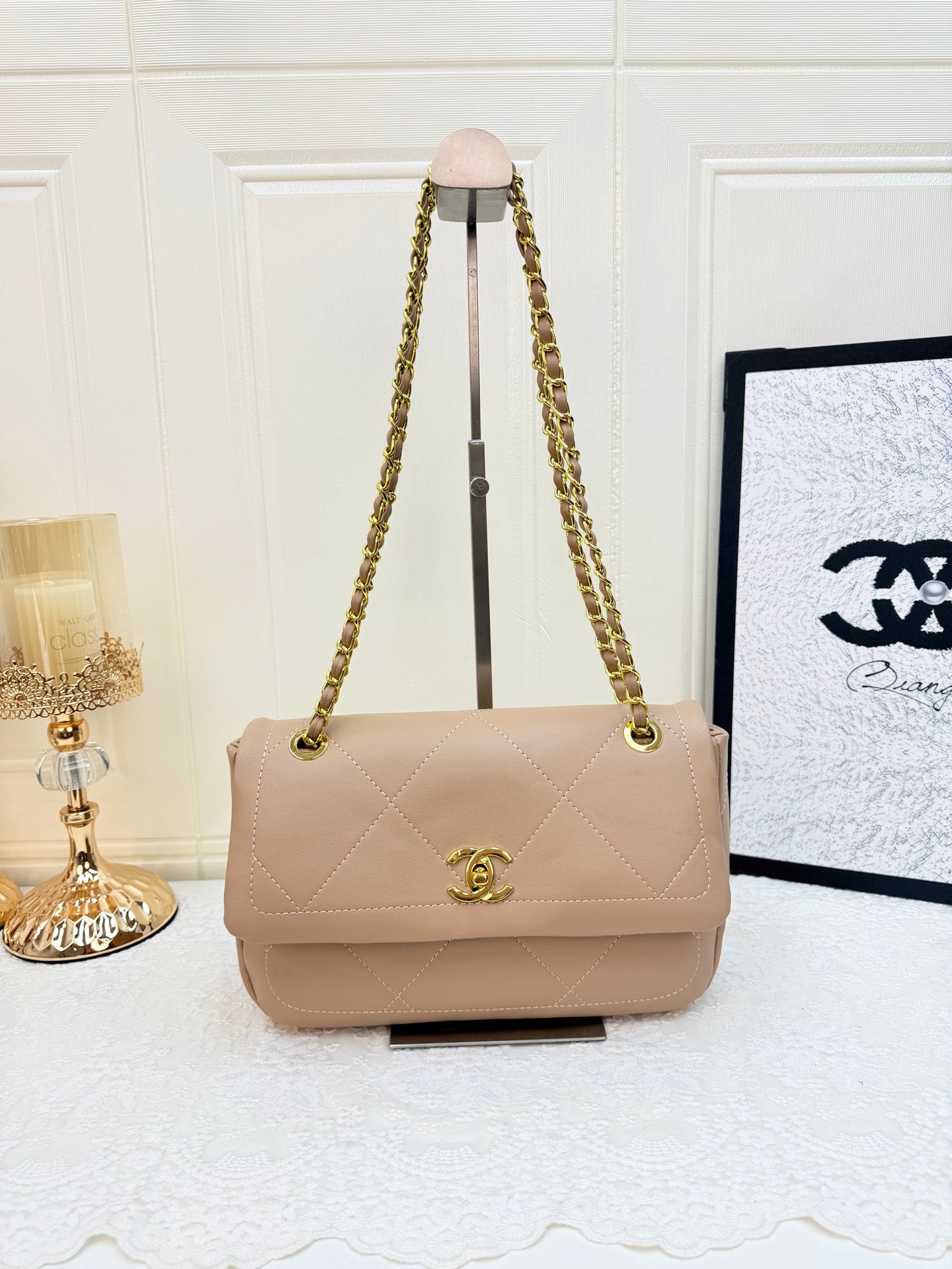 Classic and simple shoulder bag