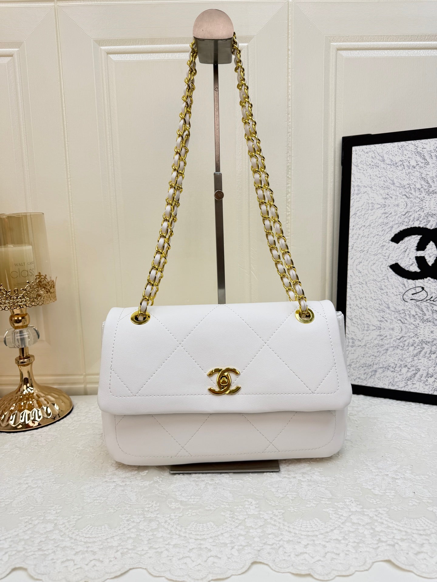 Classic and simple shoulder bag