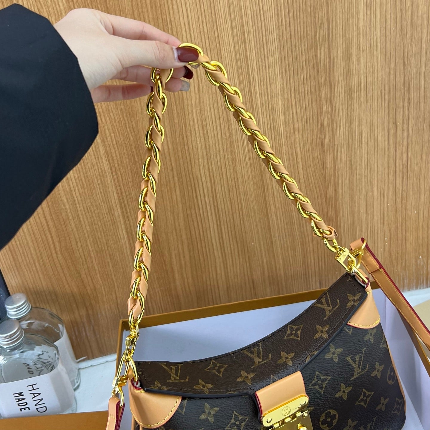 Casual and stylish single-shoulder bag