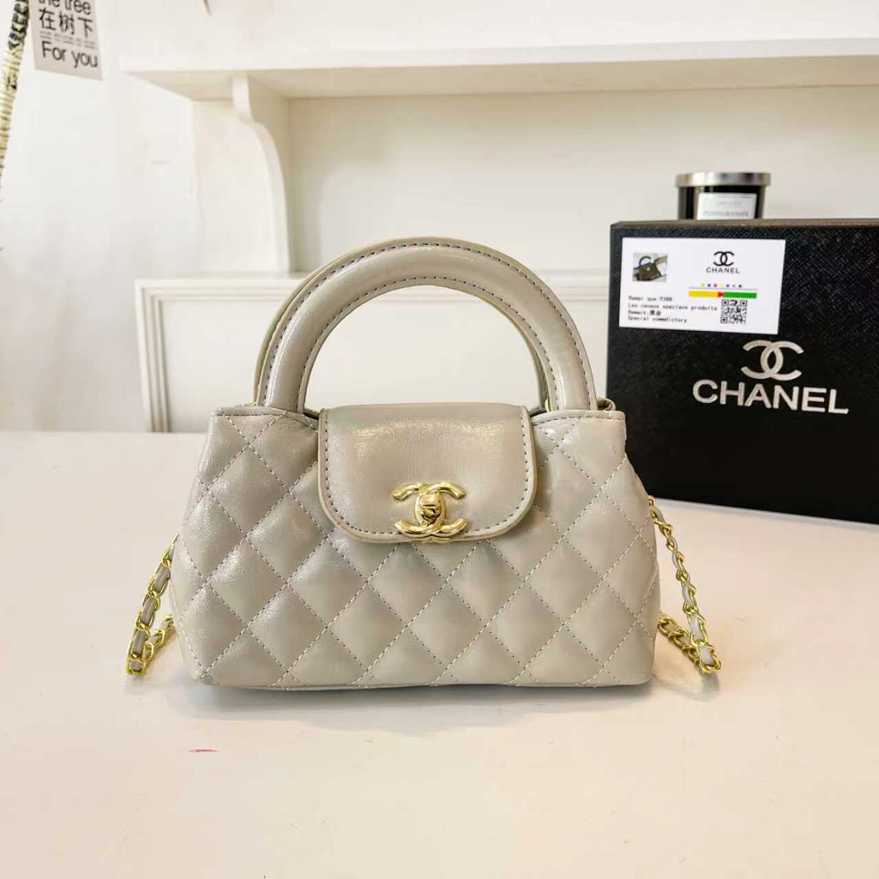Stylish and simple handbag