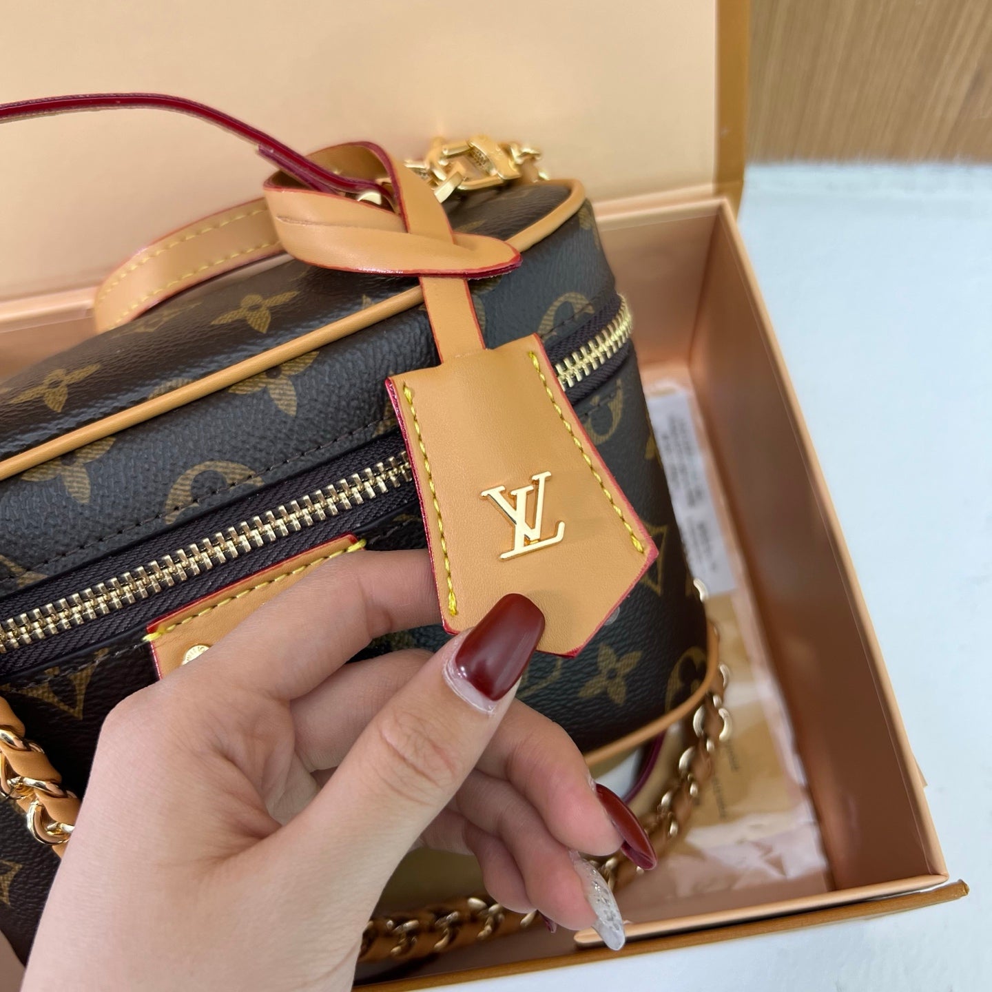 Vintage and versatile high-end shoulder bag