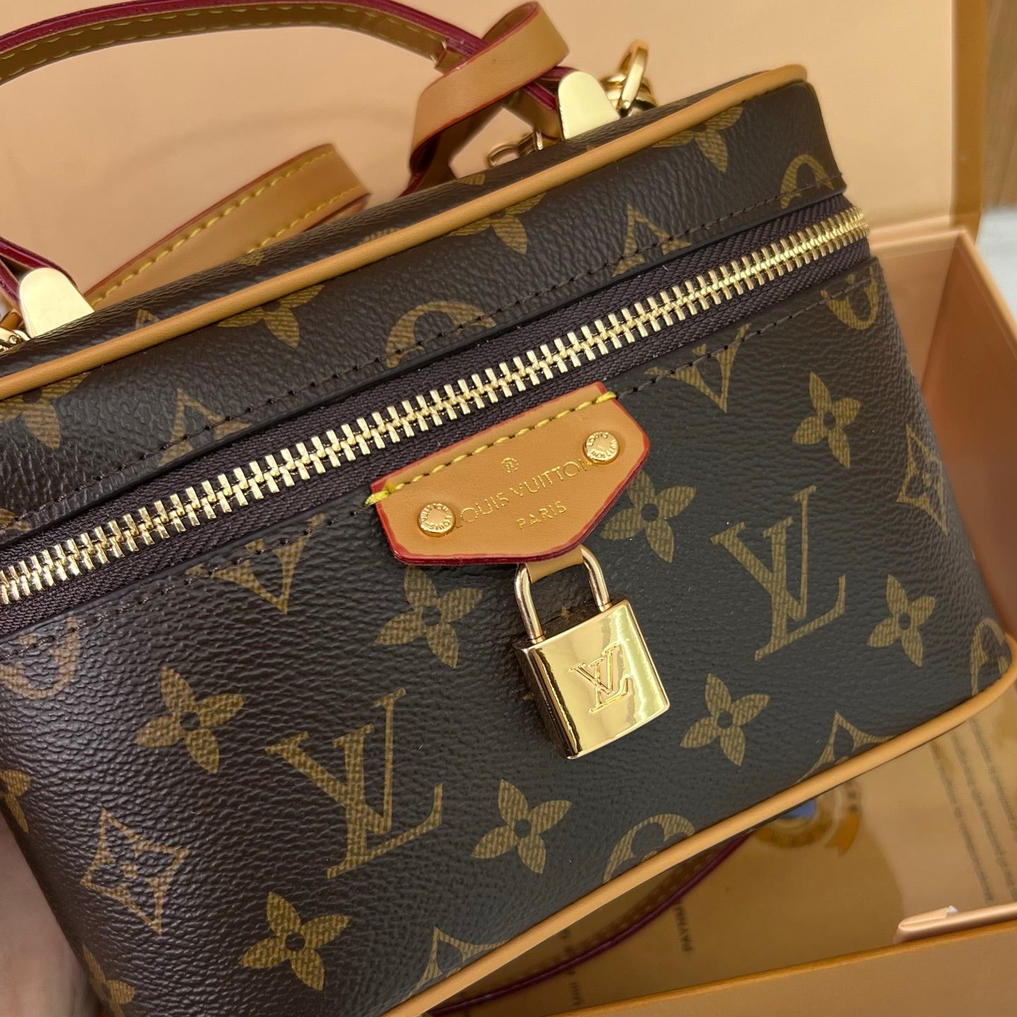 Vintage and versatile high-end shoulder bag
