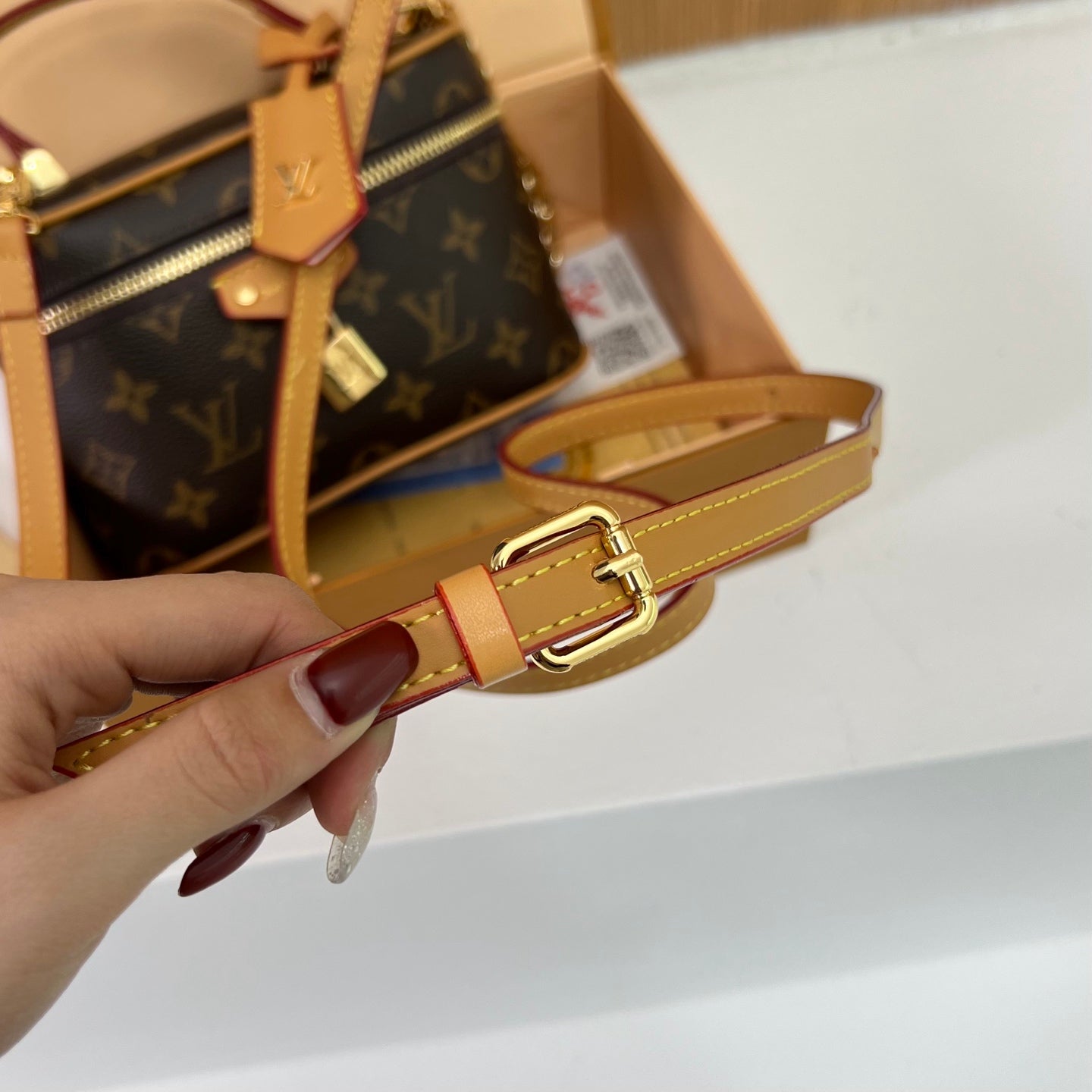 Vintage and versatile high-end shoulder bag