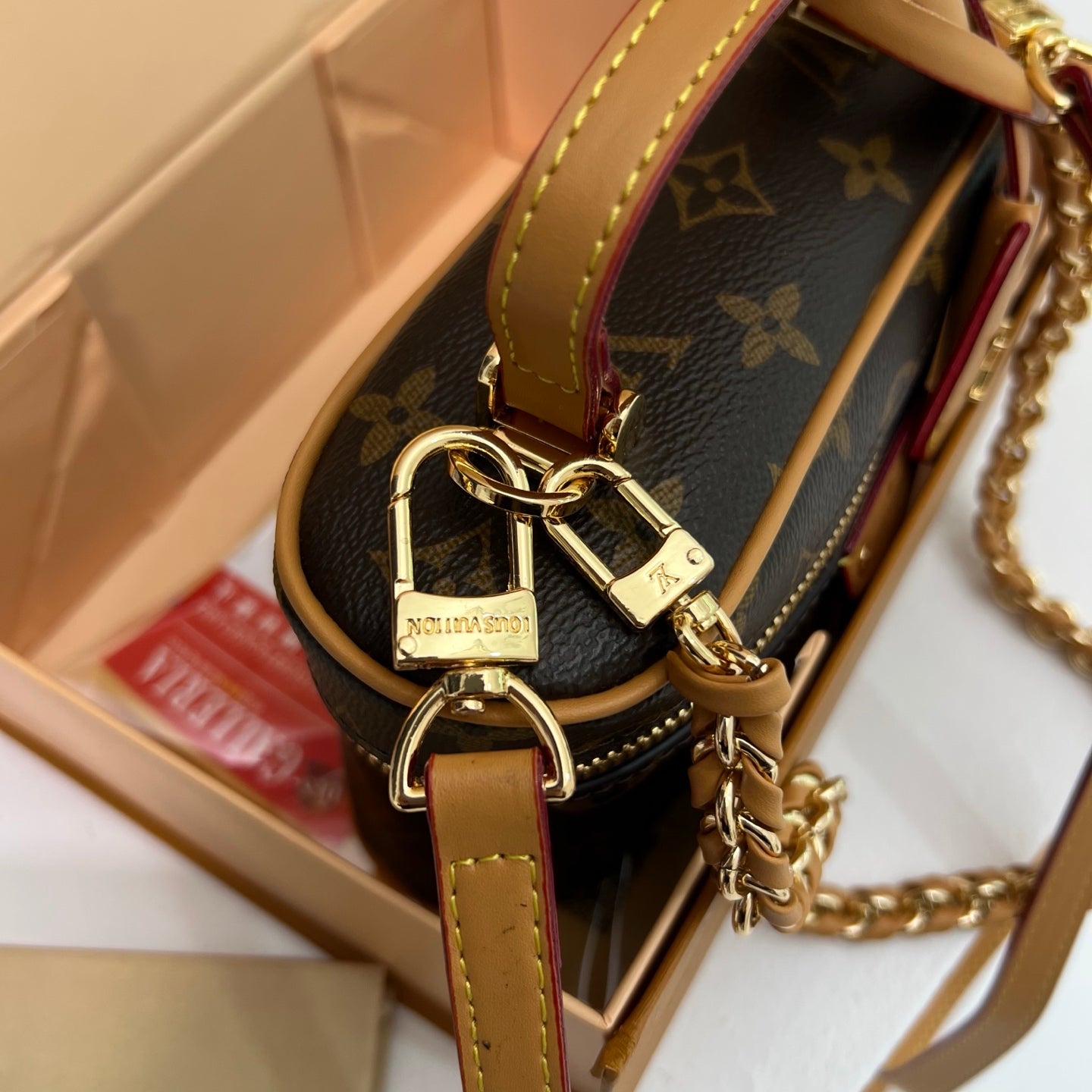 Vintage and versatile high-end shoulder bag