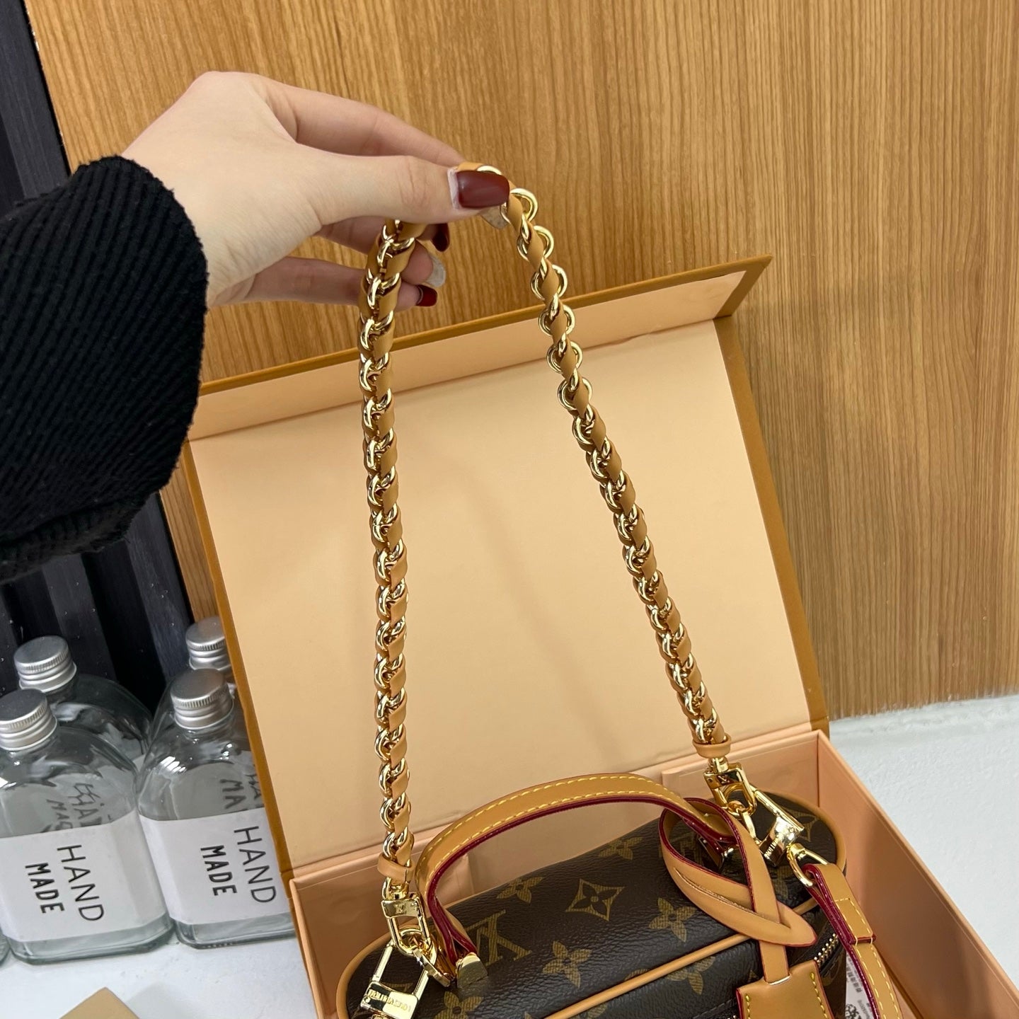 Vintage and versatile high-end shoulder bag