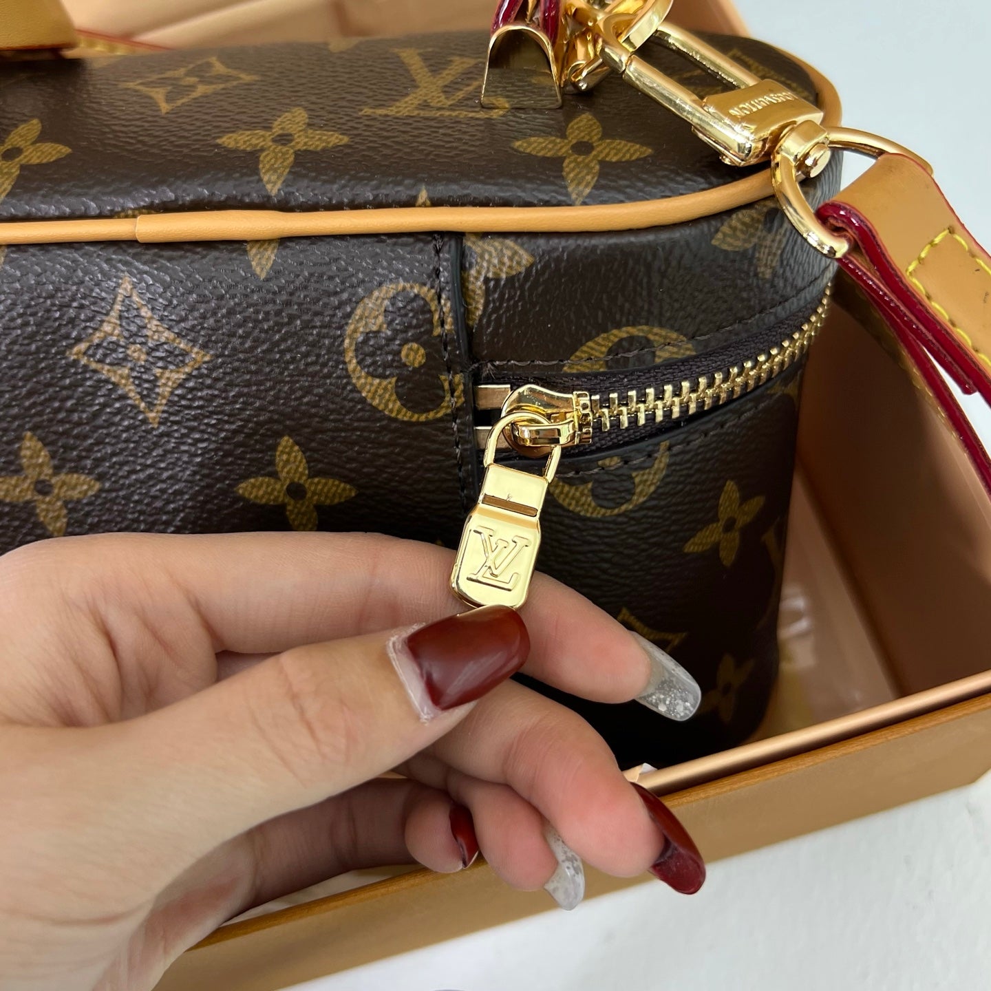 Vintage and versatile high-end shoulder bag