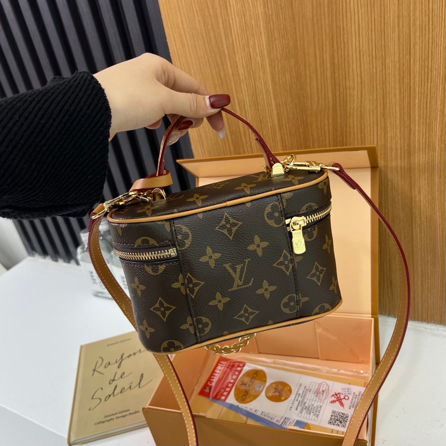 Vintage and versatile high-end shoulder bag