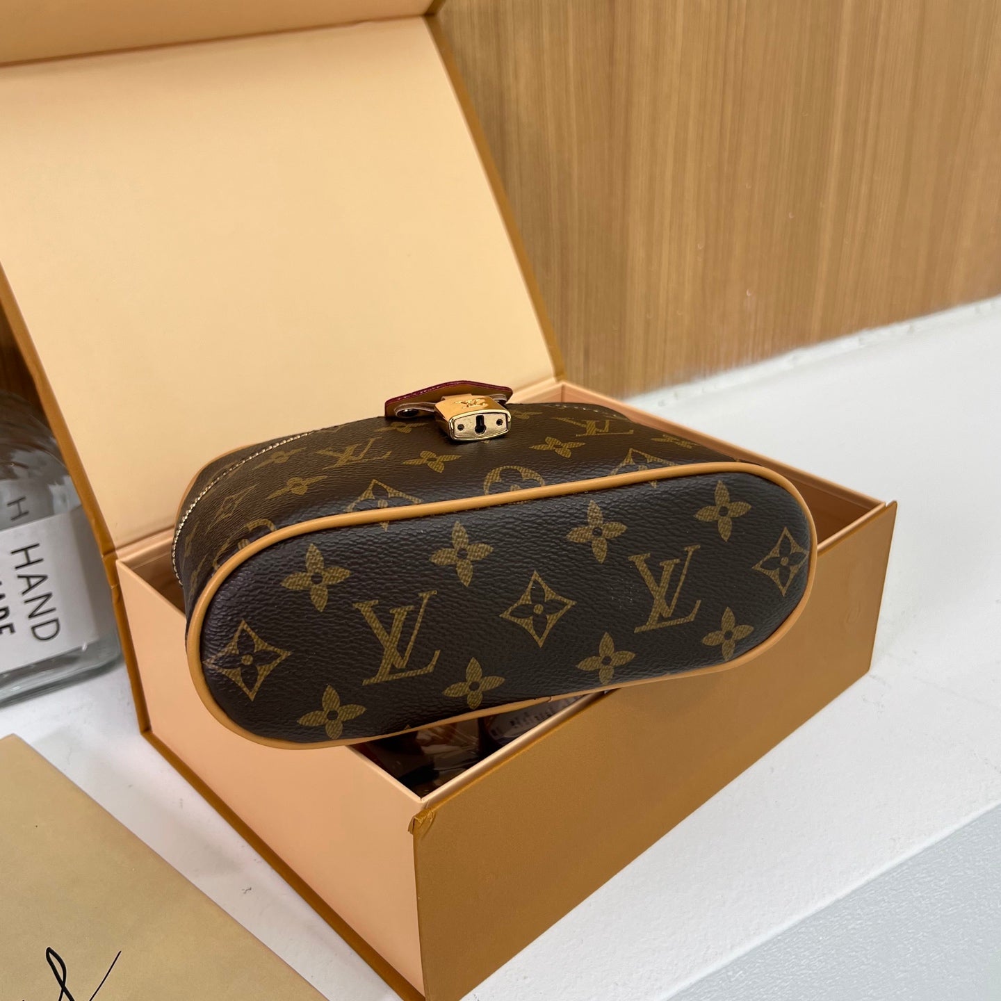 Vintage and versatile high-end shoulder bag