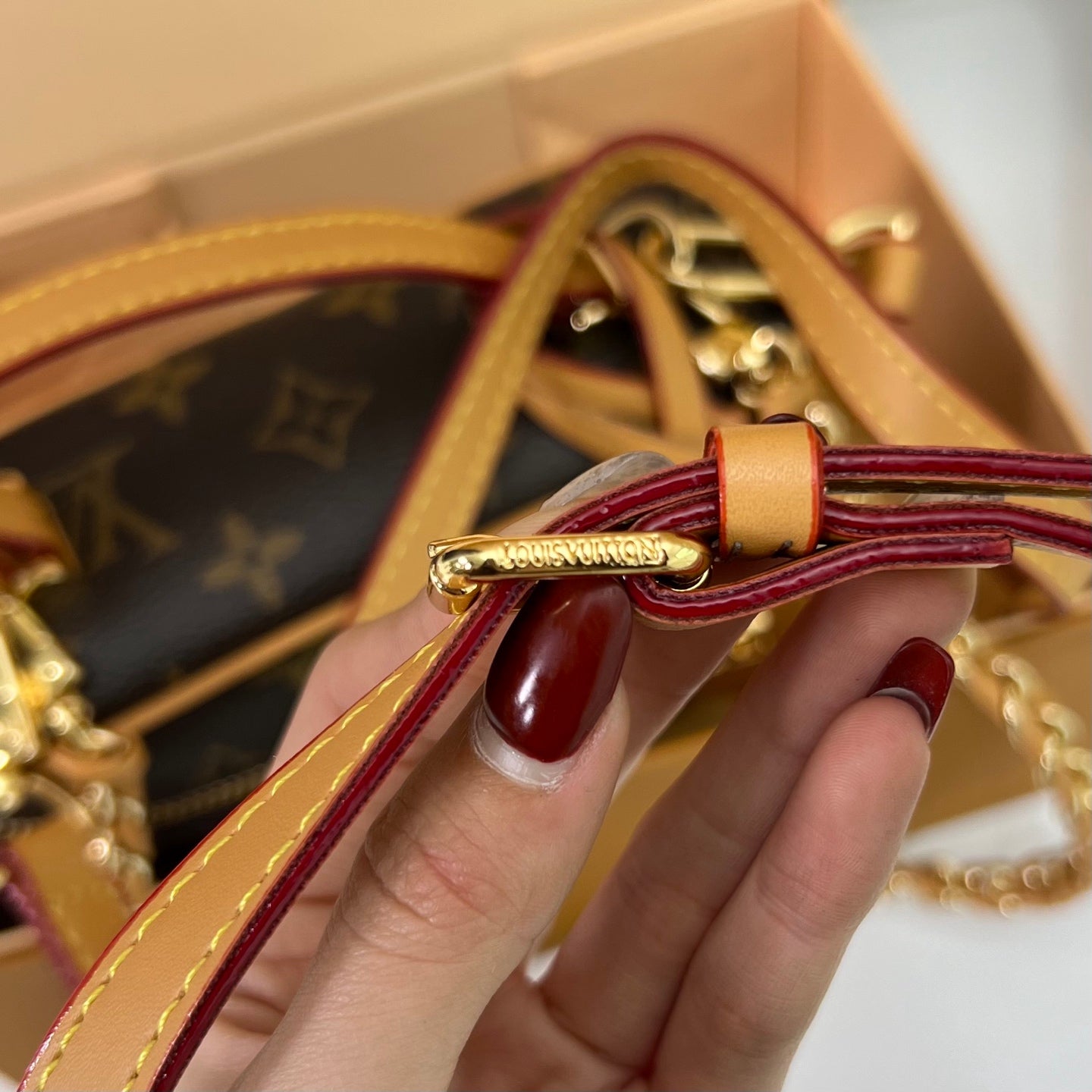 Vintage and versatile high-end shoulder bag