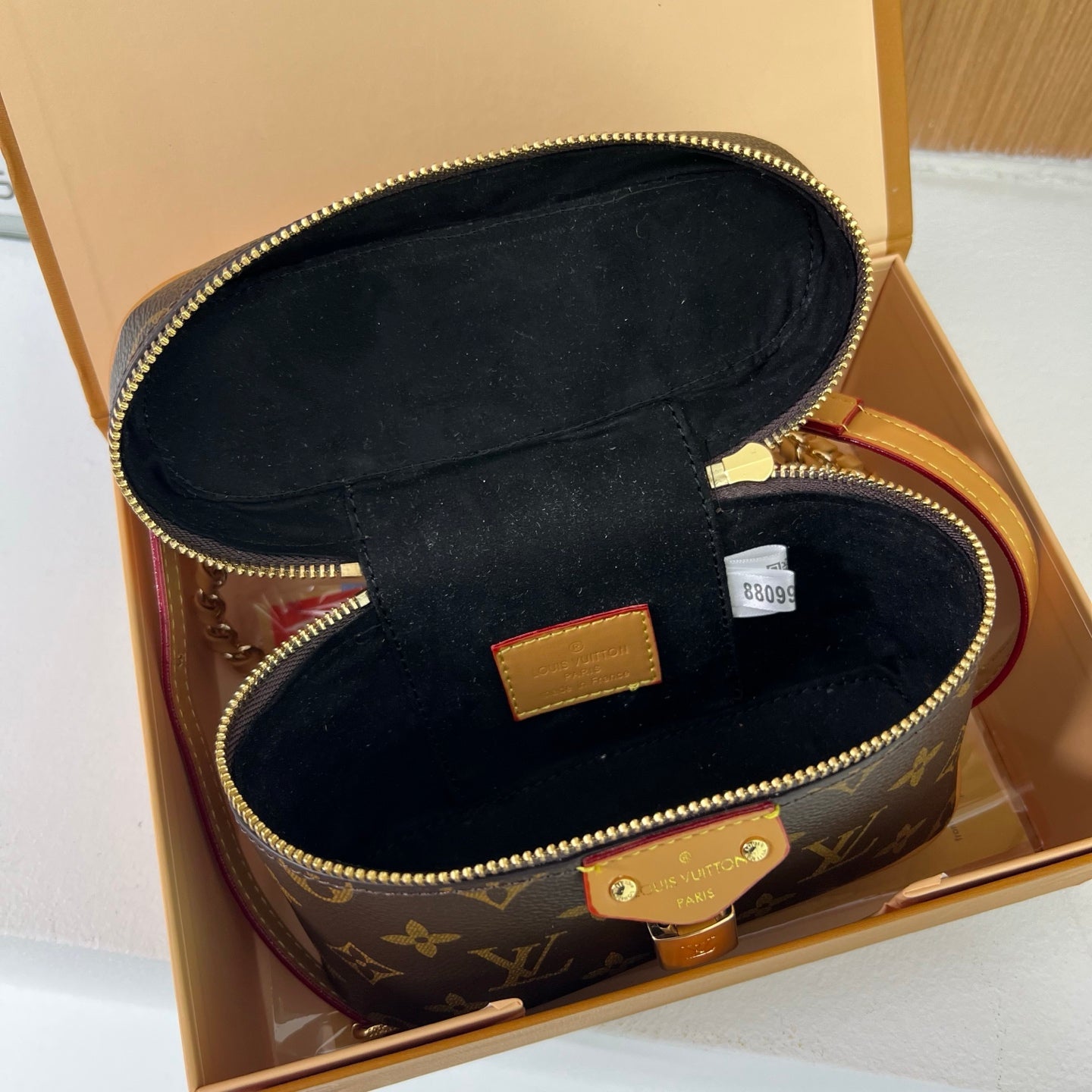 Vintage and versatile high-end shoulder bag