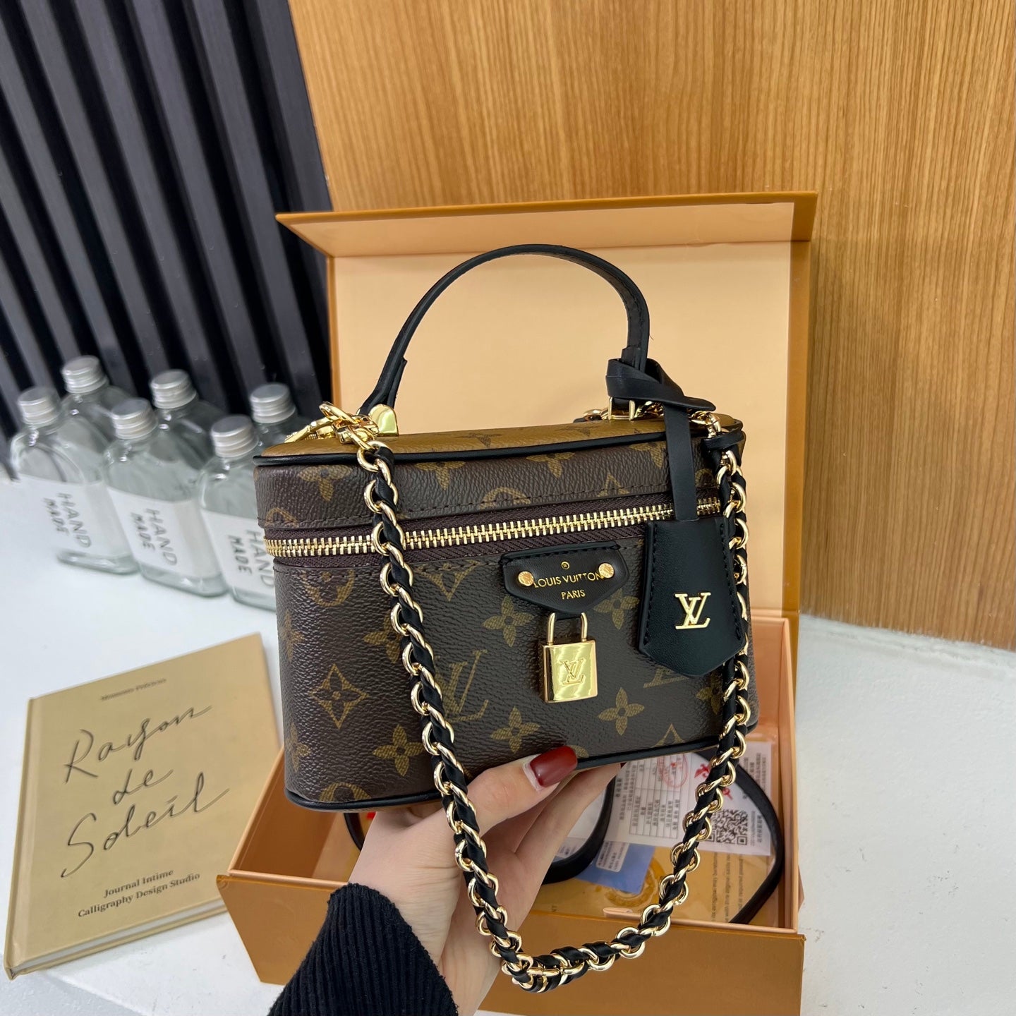 Vintage and versatile high-end shoulder bag