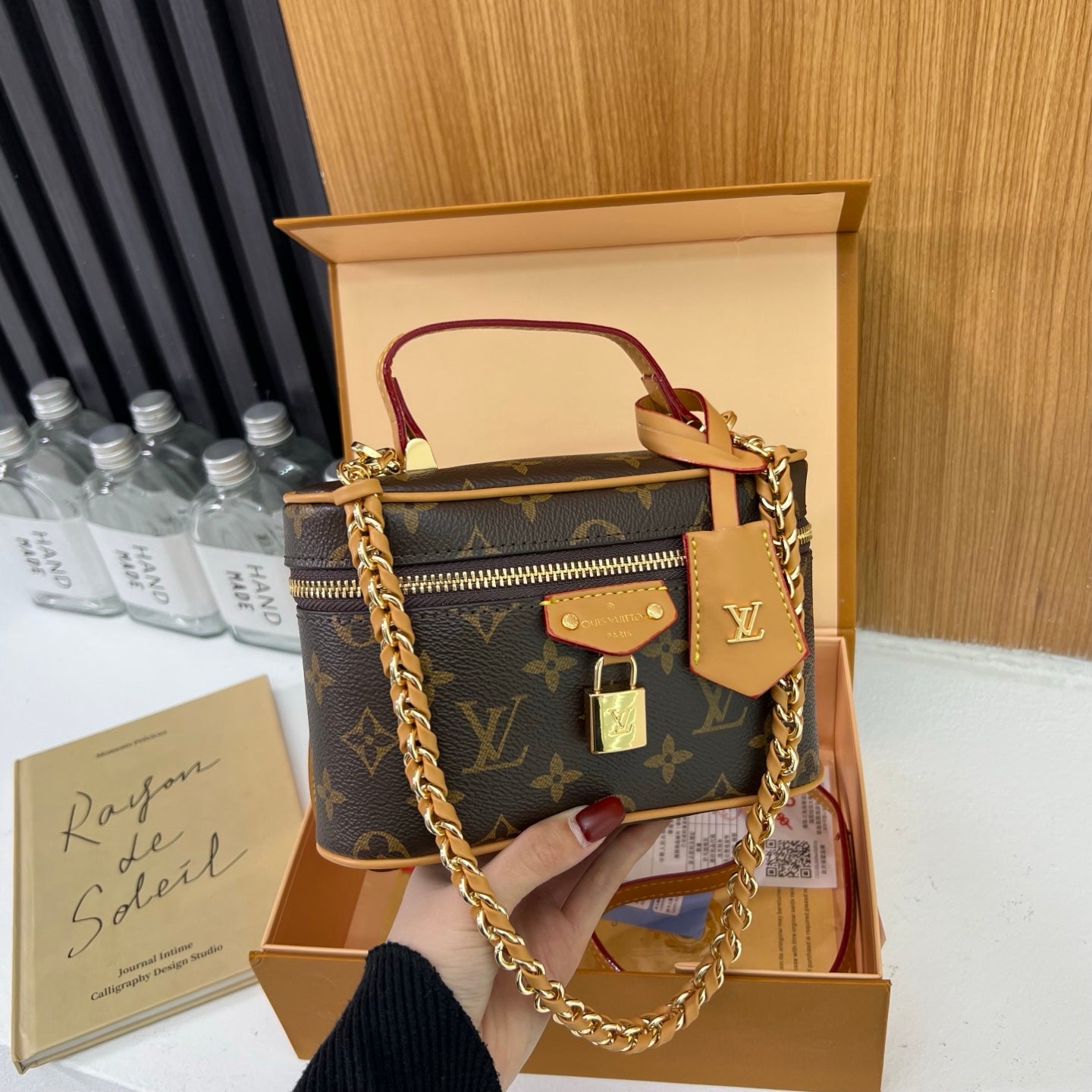 Vintage and versatile high-end shoulder bag