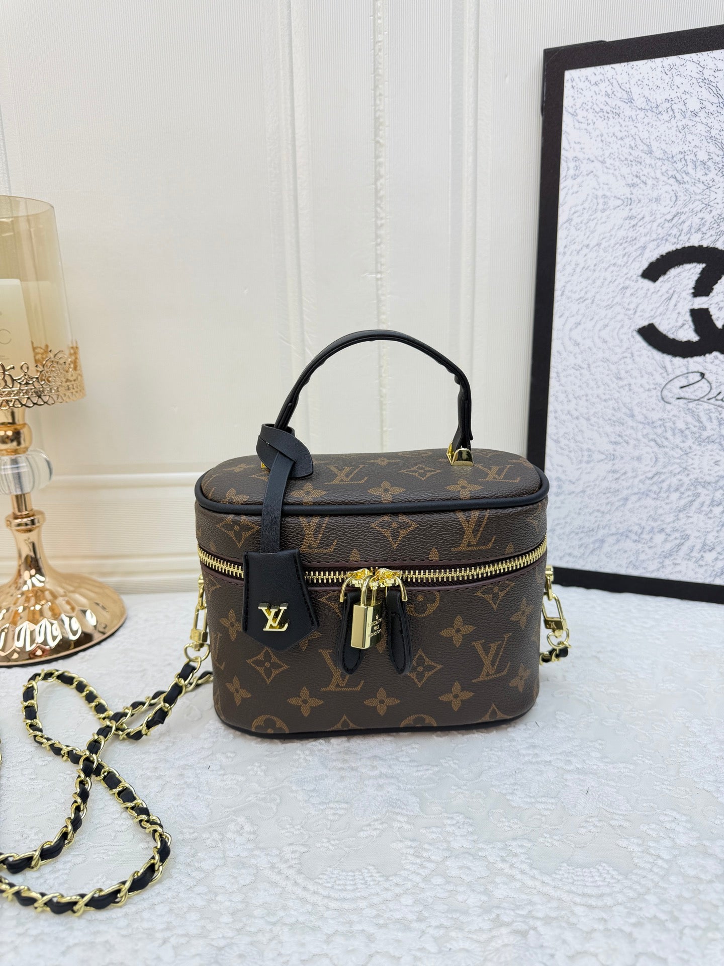 Vintage and versatile high-end shoulder bag