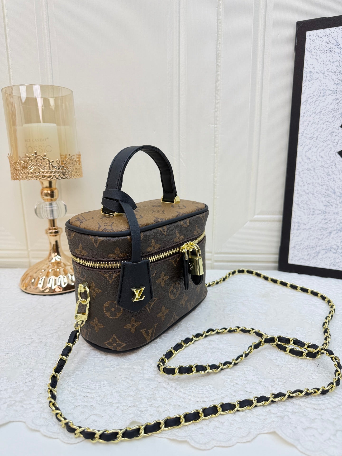 Vintage and versatile high-end shoulder bag