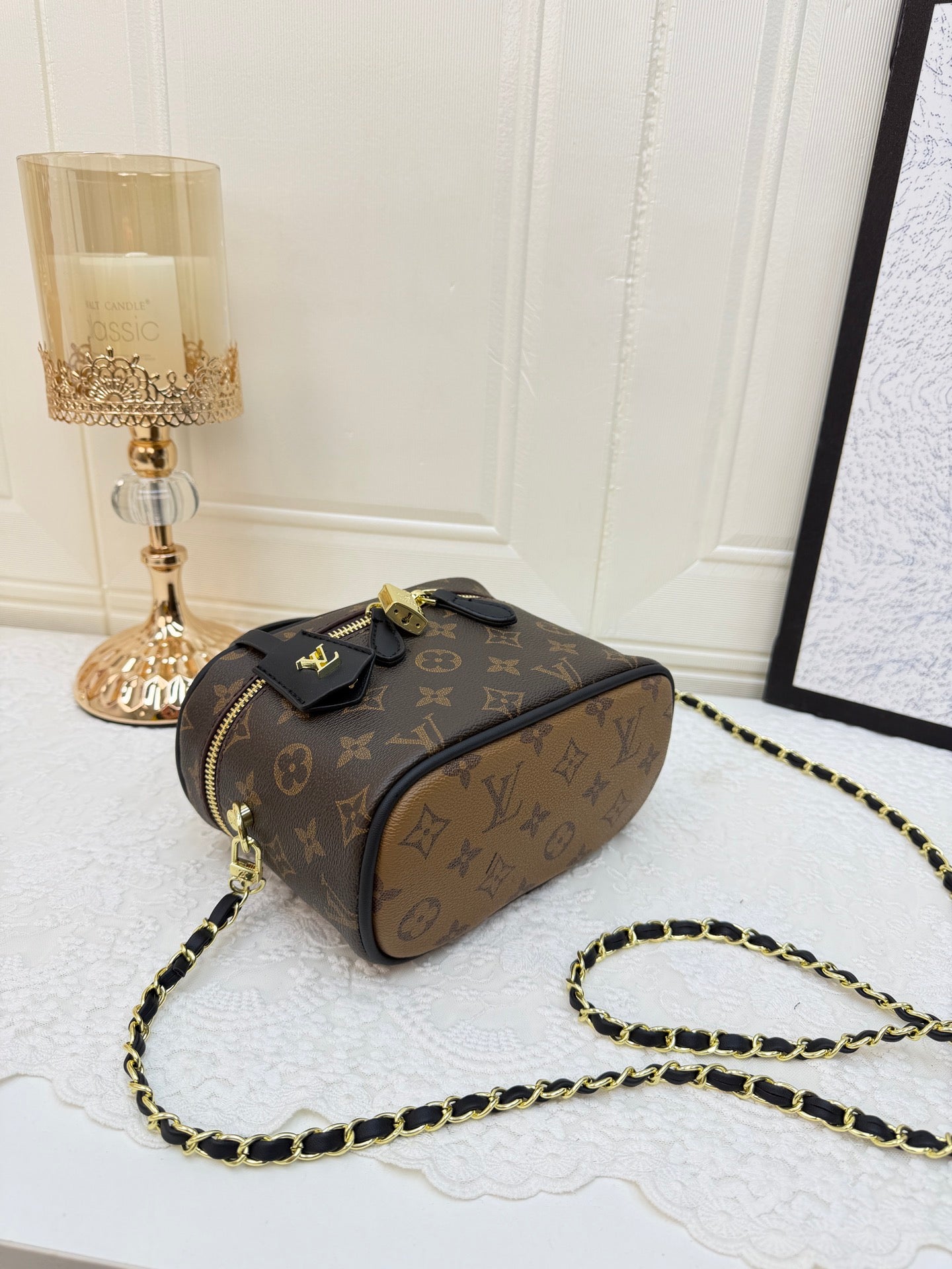 Vintage and versatile high-end shoulder bag