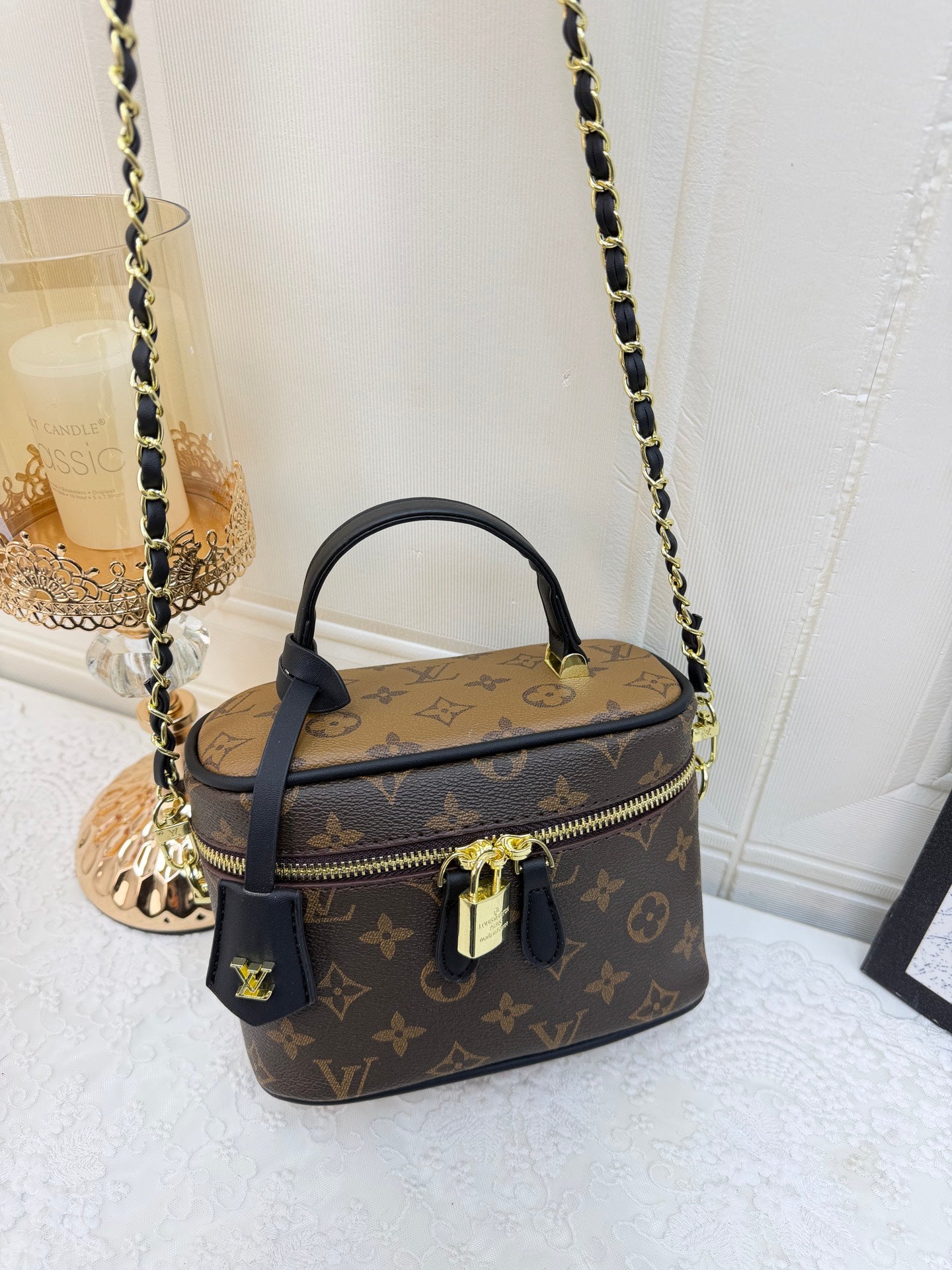 Vintage and versatile high-end shoulder bag