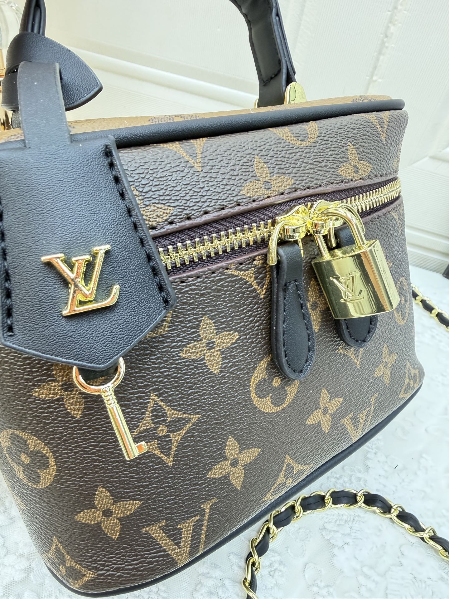 Vintage and versatile high-end shoulder bag