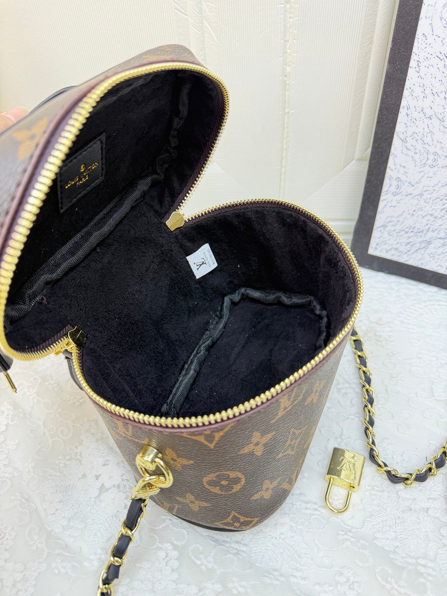 Vintage and versatile high-end shoulder bag
