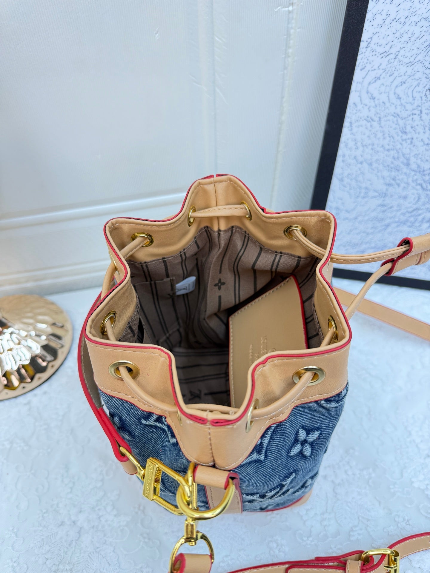 Classic bucket bag
