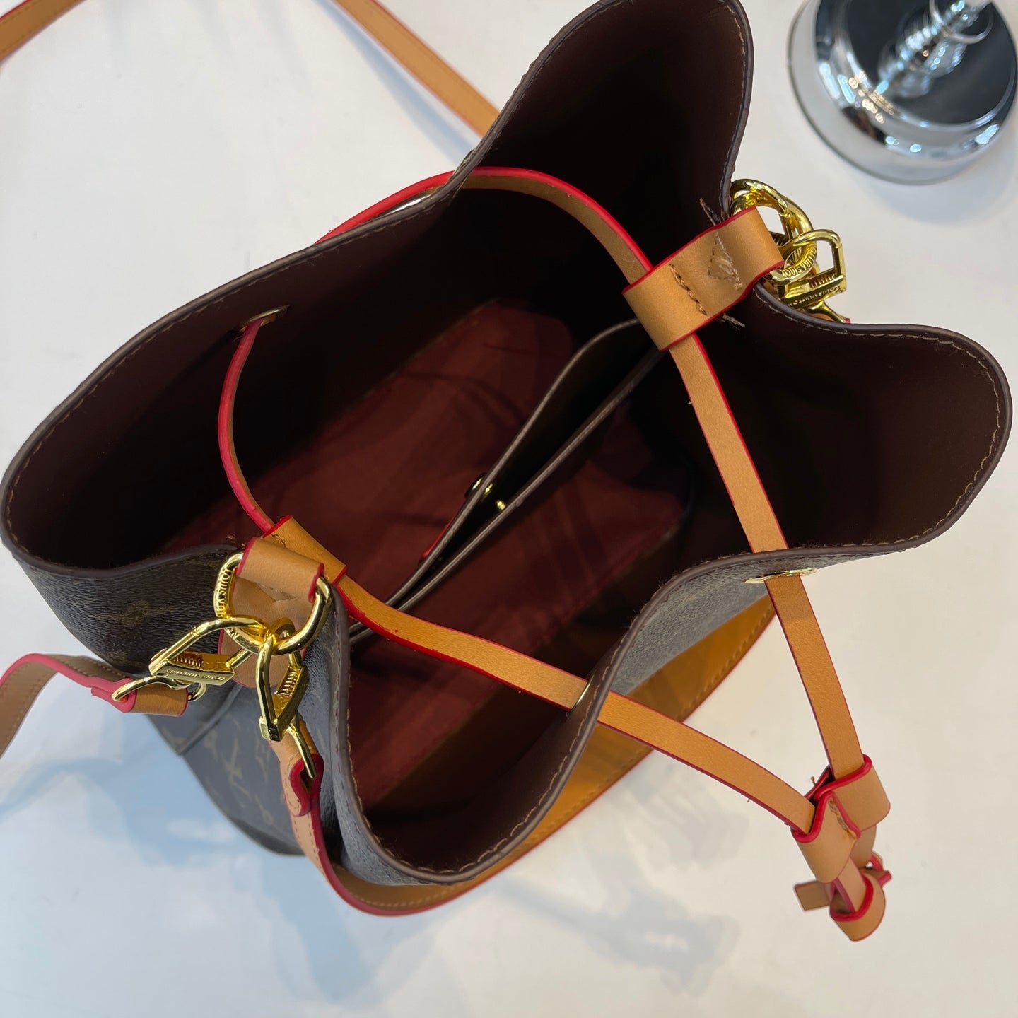 Simple and stylish bucket bag
