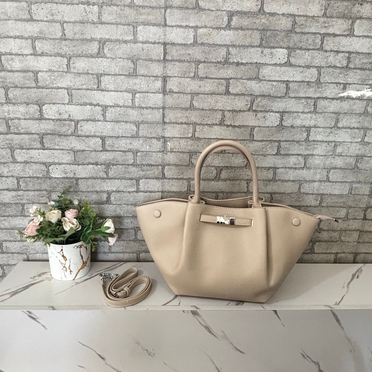 New stylish and minimalist tote bag