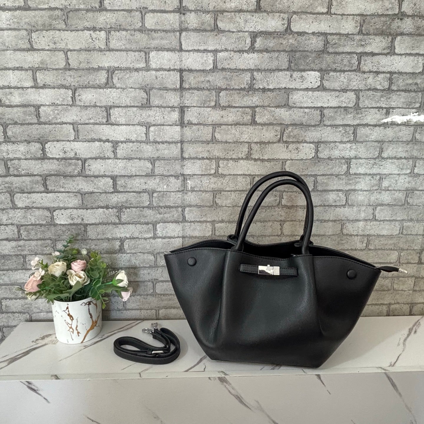 New stylish and minimalist tote bag