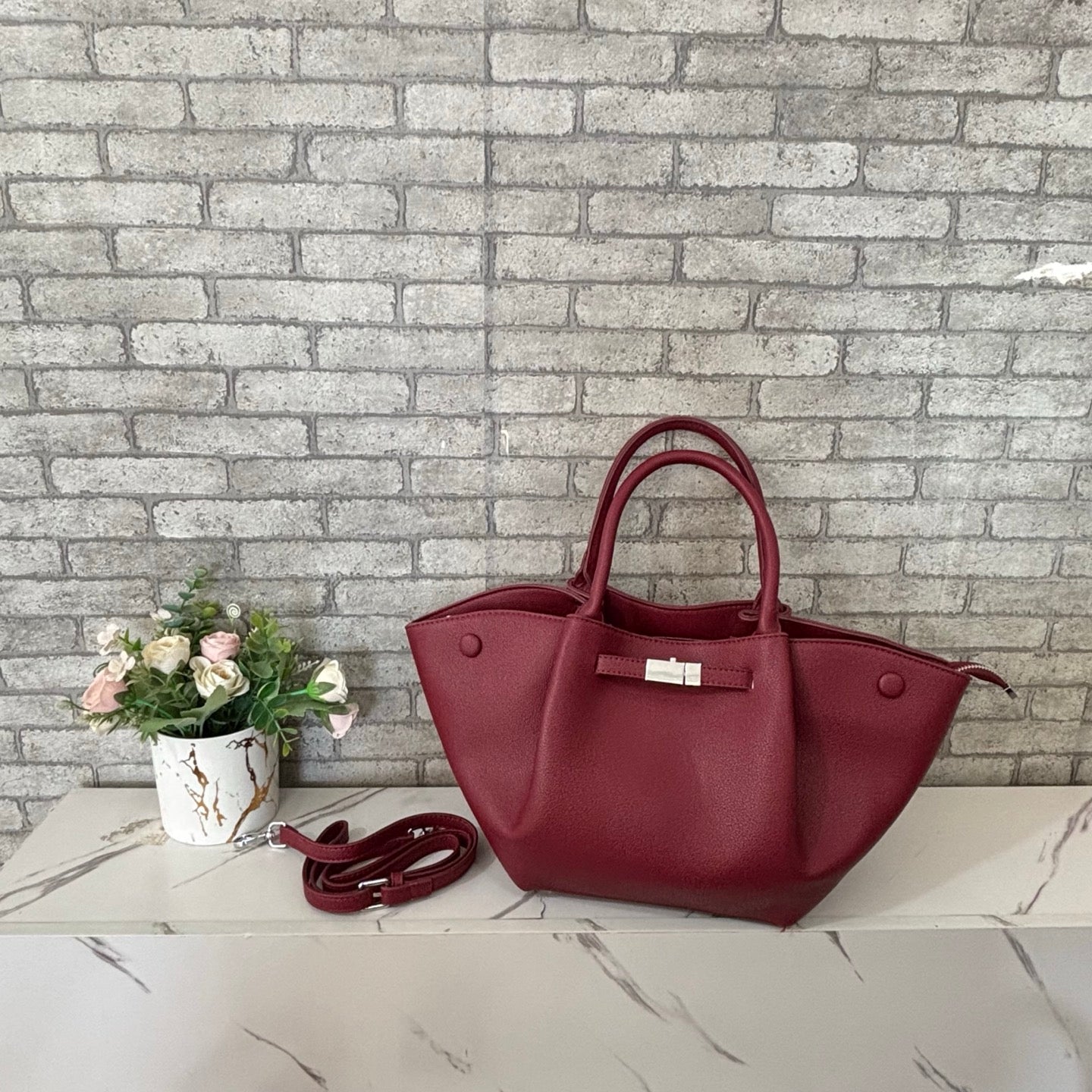 New stylish and minimalist tote bag