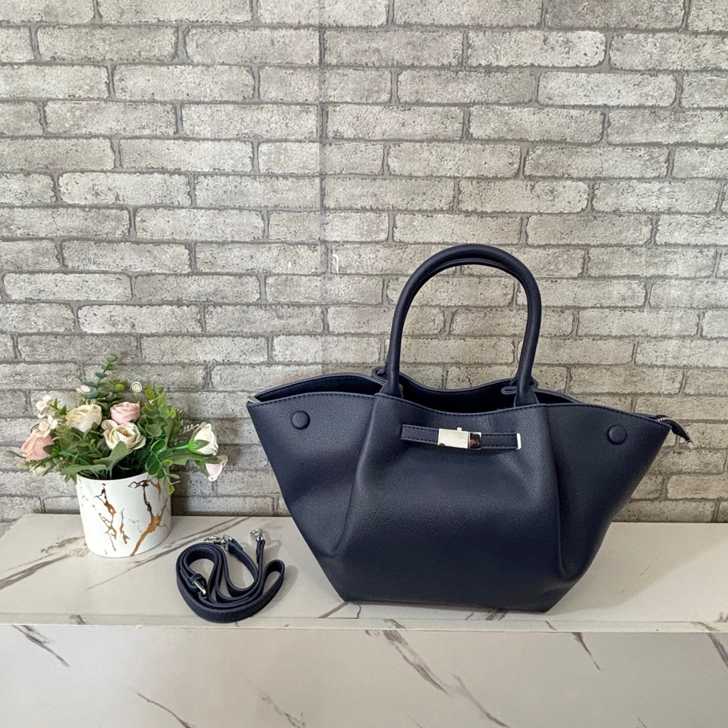 New stylish and minimalist tote bag