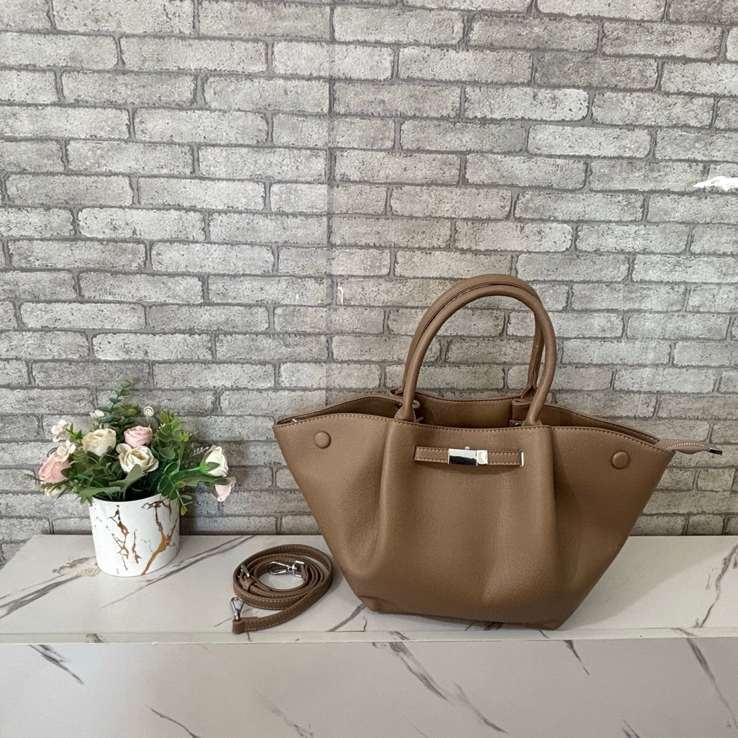 New stylish and minimalist tote bag