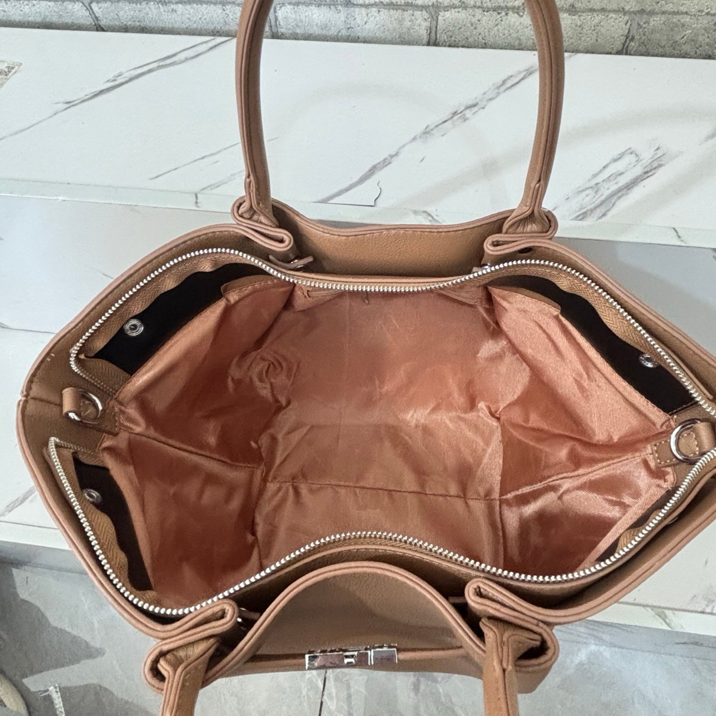 New stylish and minimalist tote bag